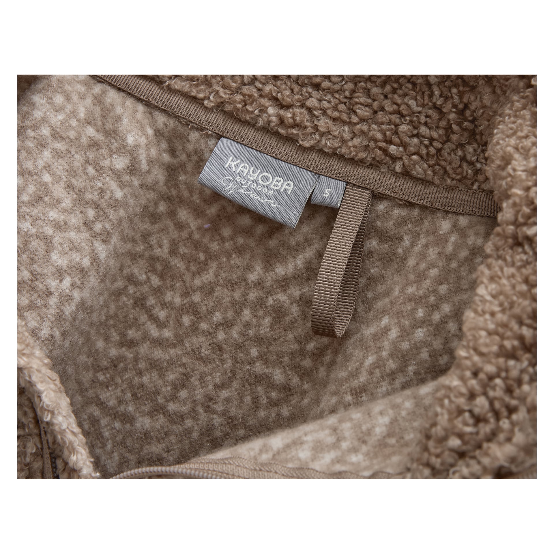 Detail des Innenkragens der Hamra Damenfleecejacke von Kayoba Outdoor, mit einem Größen-S-Tag und einer Stoffschlaufe auf braunem Fleece.