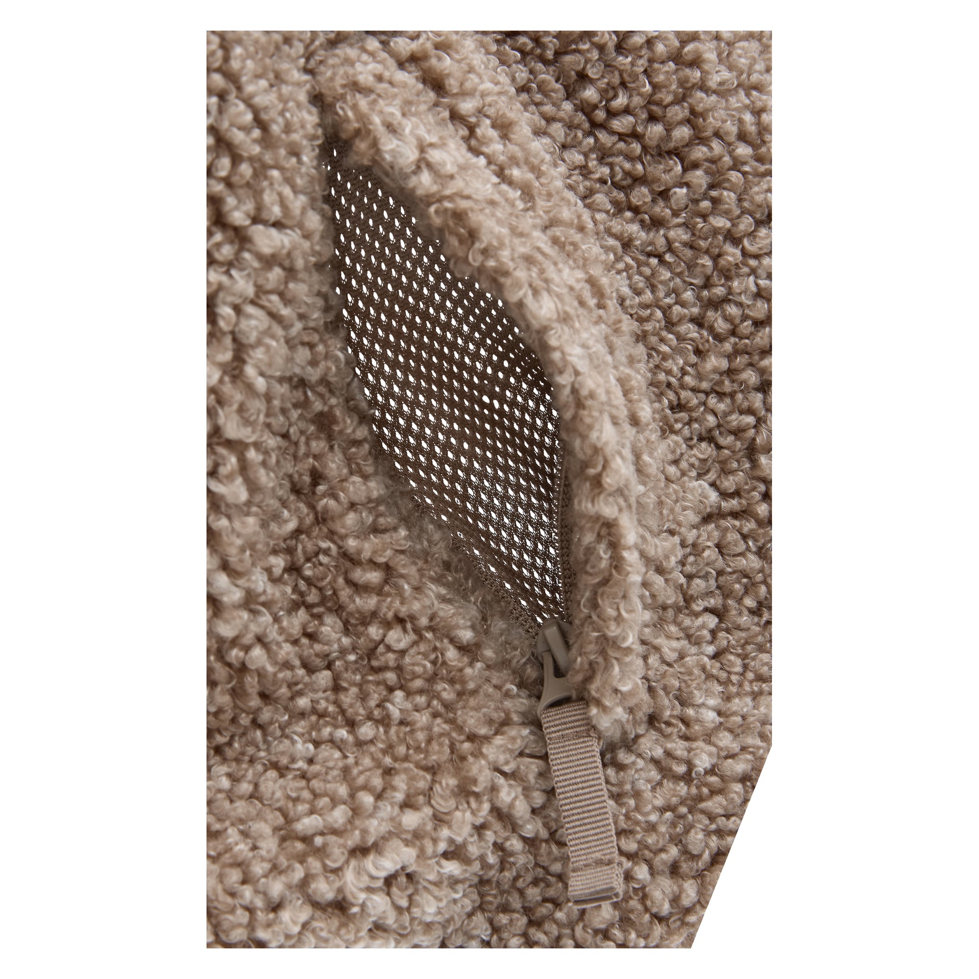 Detaljerad vy av den beige Kayoba Outdoor Hamra damfleecejackan med delvis odragen nätfodrad ficka och synlig dragkedja.