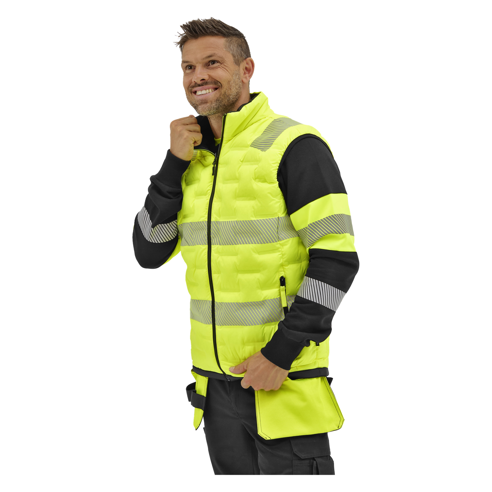 Den leende mannen står något åt vänster, bär neongul Bluewear Edmonton high-vis väst med reflekterande ränder över svart skjorta, håller i kragen.