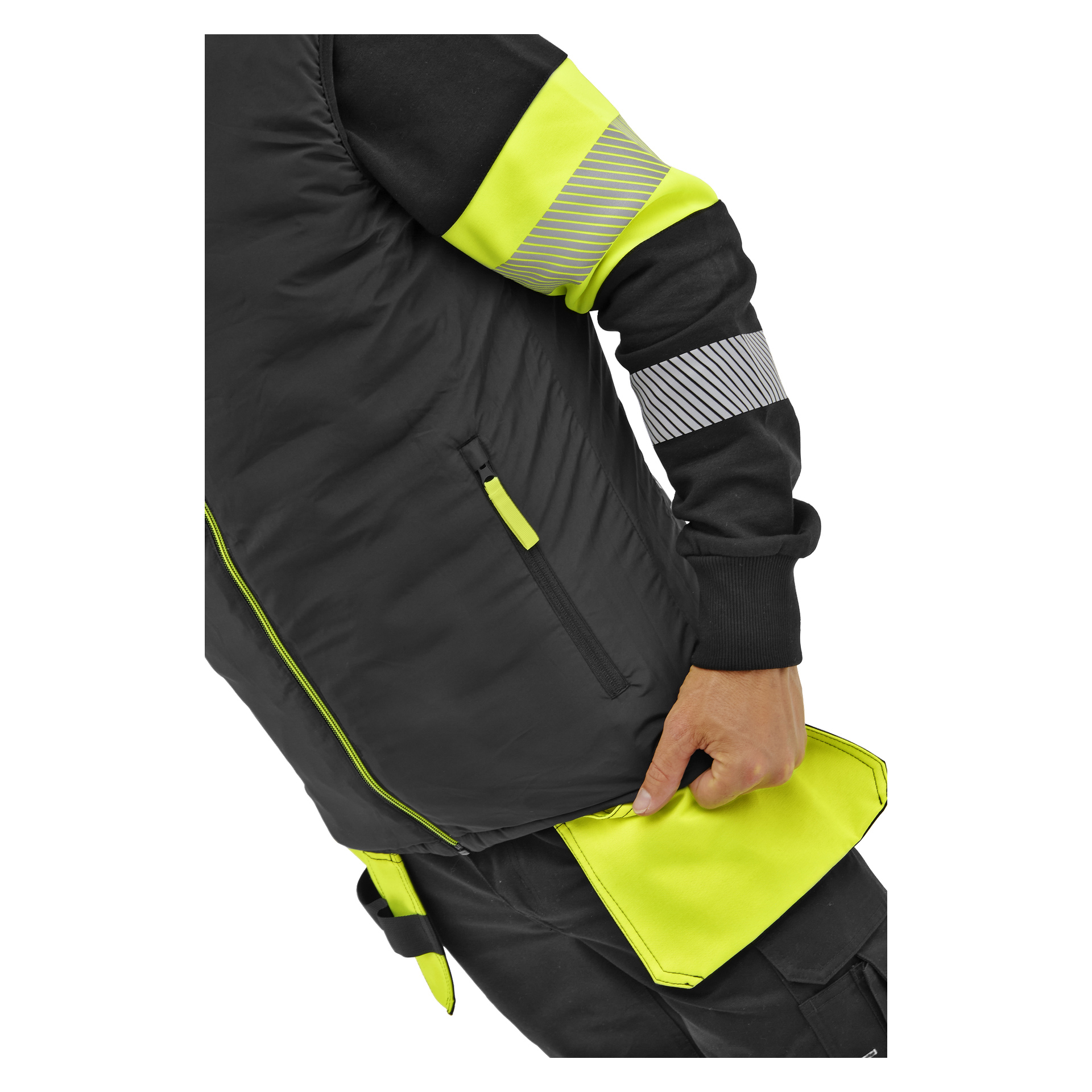 Personen i en Bluewear Warm-fodrad, vändbar högsynlig väst drar upp en gul sidoflik på svarta byxor, bål och arm synliga.