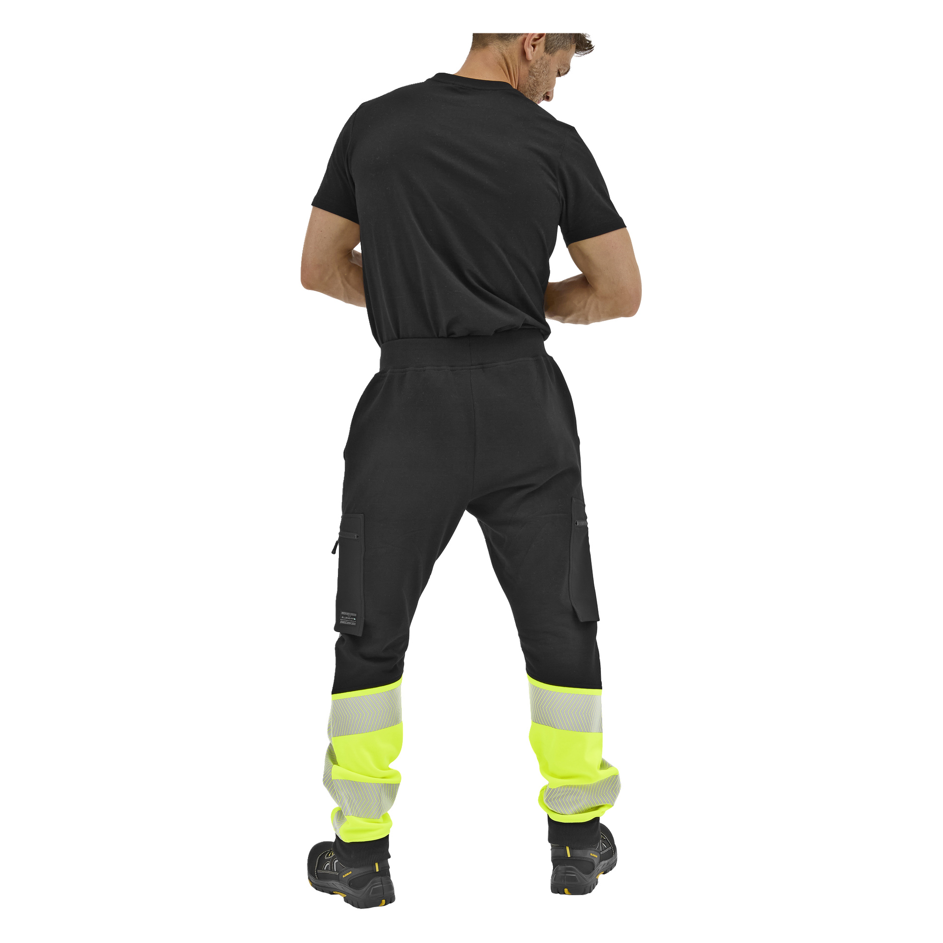 Sett bakifrån bär personen svarta Essex high-visibility cargobyxor med gula reflekterande band, en svart t-shirt och arbetsskor.