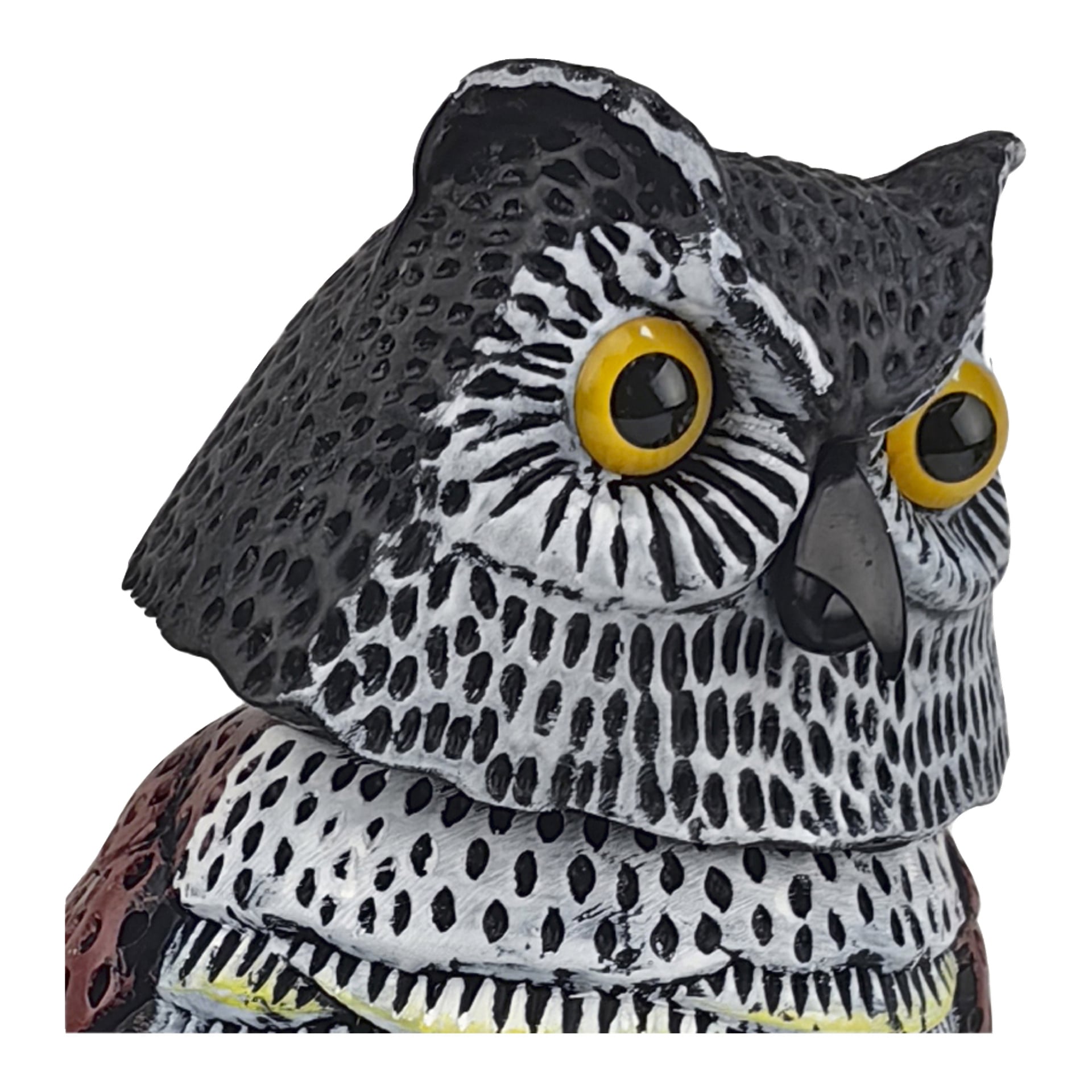 Eine Nahaufnahme einer dekorativen Eulenfigur mit großen gelben Augen, einem schwarzen Schnabel und strukturierten schwarz-weiß-grauen Mustern.