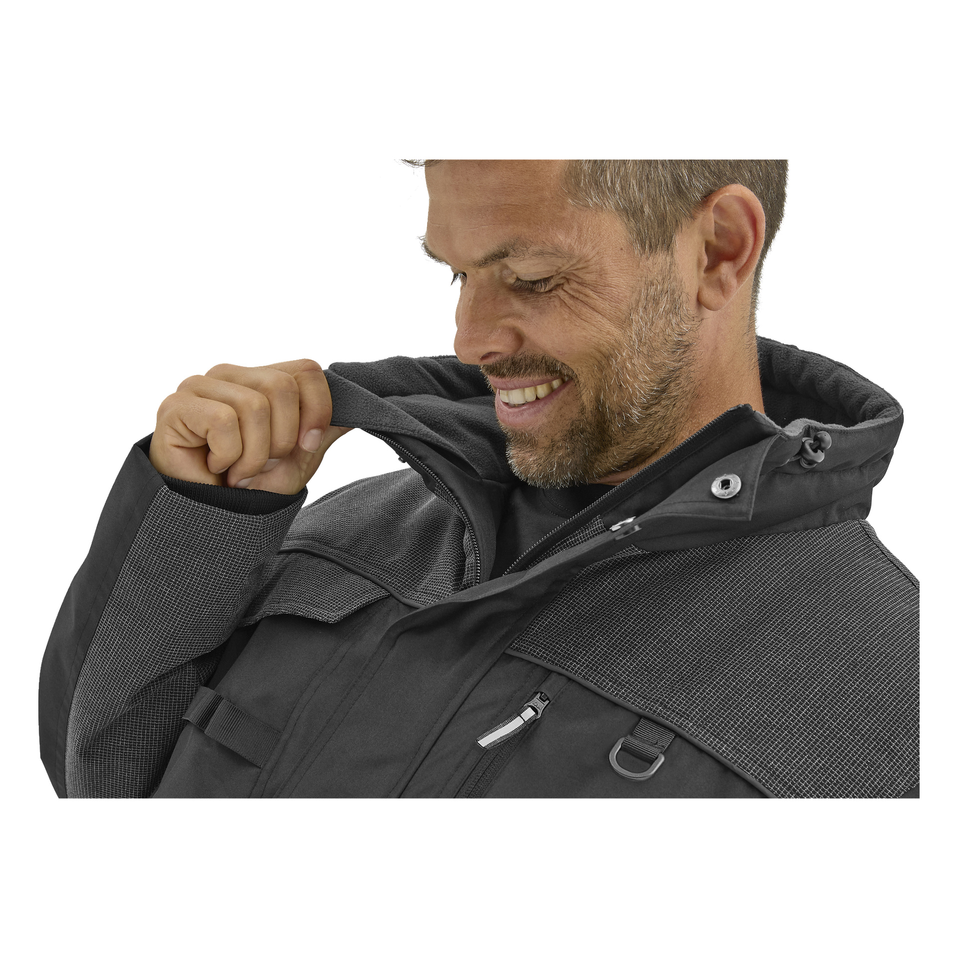 En man ler när han justerar kragen på en Bluewear Men's Men's arbetsjacka Johan med dragkedjefickor och texturerade detaljer.