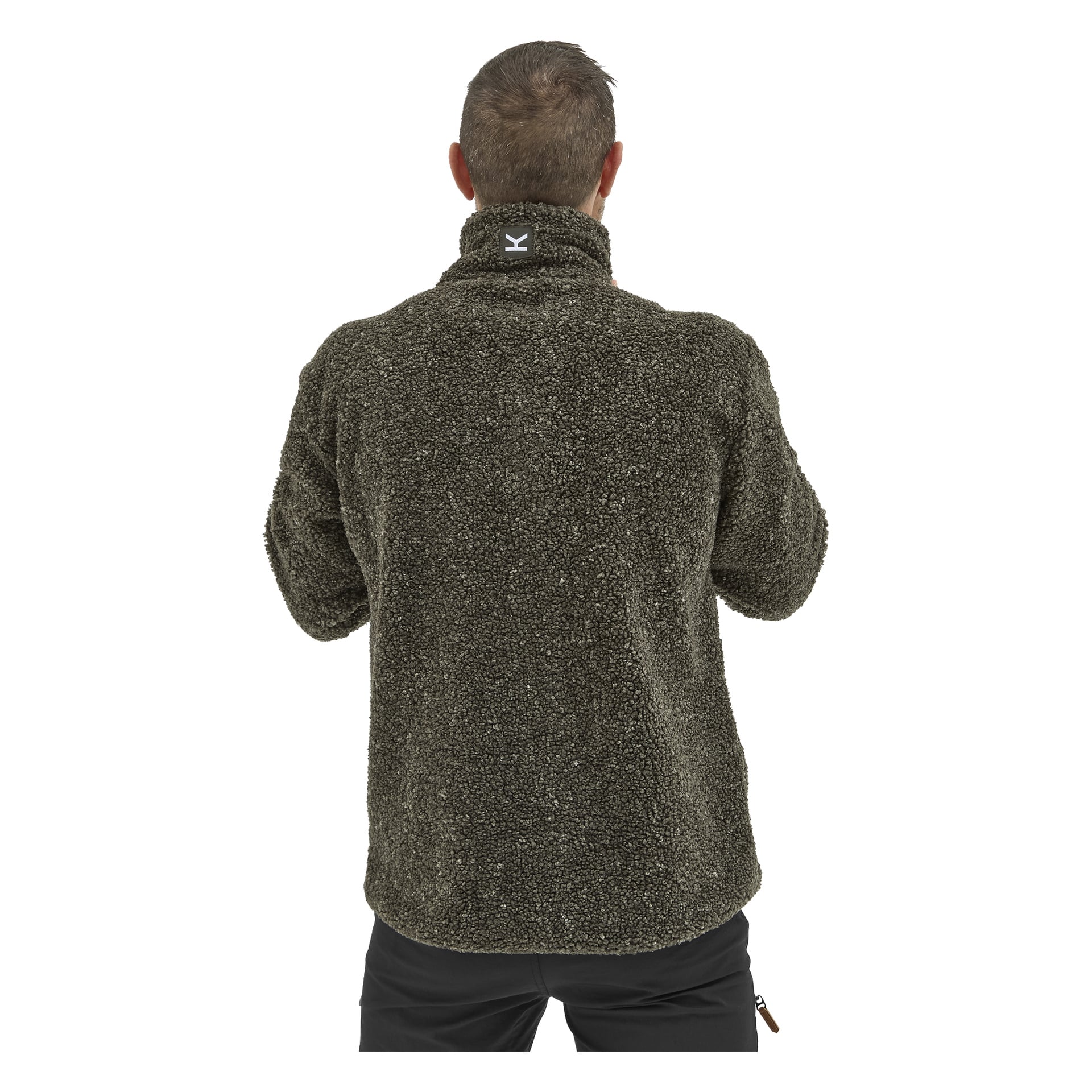 En person med kort hår, sedd bakifrån, bär en mörkgrön Kayoba Outdoor Hamra-jacka och svarta byxor.