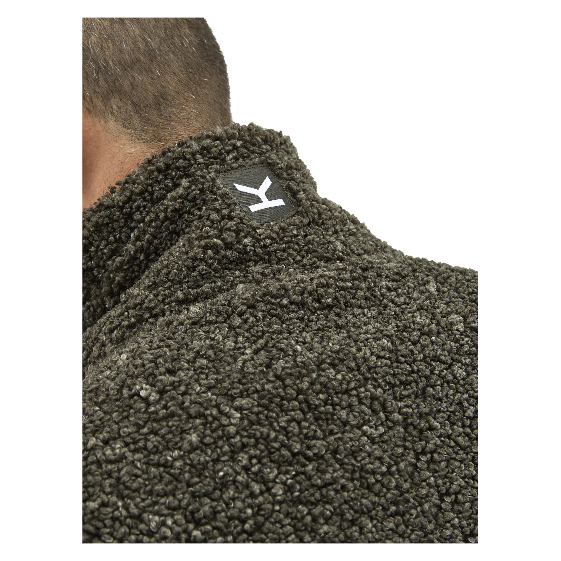 Närbild på en person i Kayoba Outdoor Men's Hamra-jacka, mörkgrå fleece med textur och svart etikett och vitt "K" på kragen.