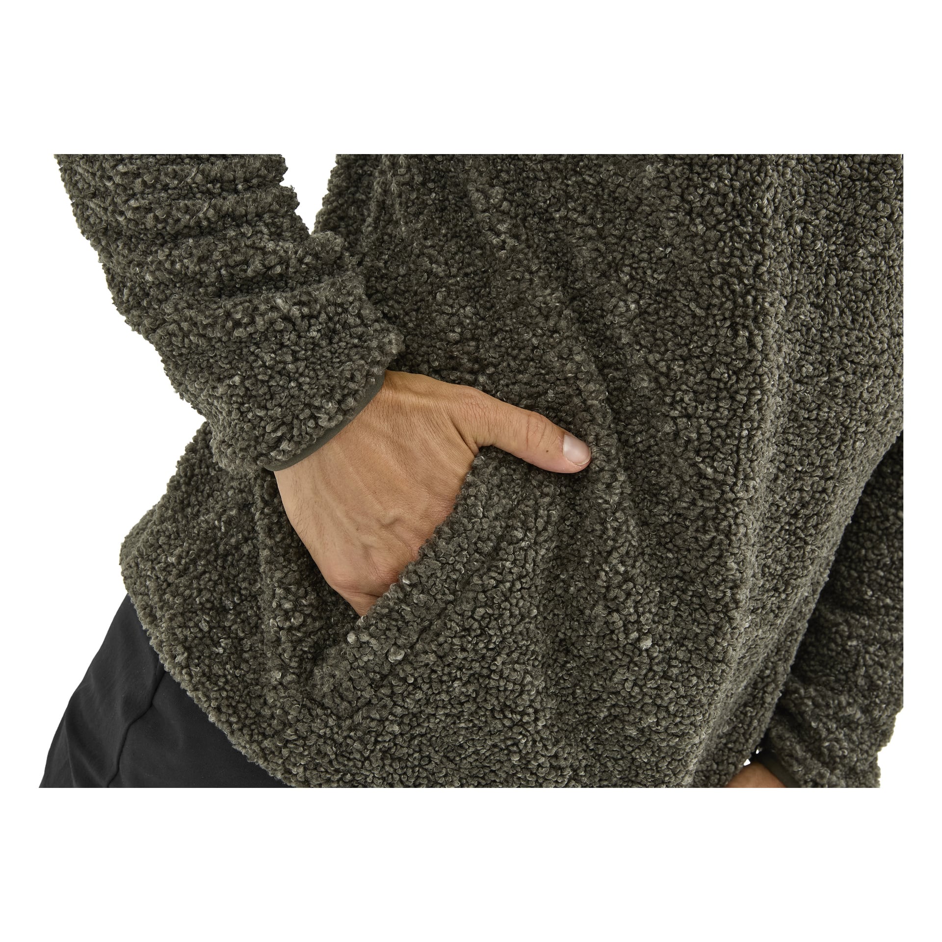 En person som bär en texturerad mörkgrå Kayoba Outdoor Hamra herrjacka med höger höger hand i sidofickan.