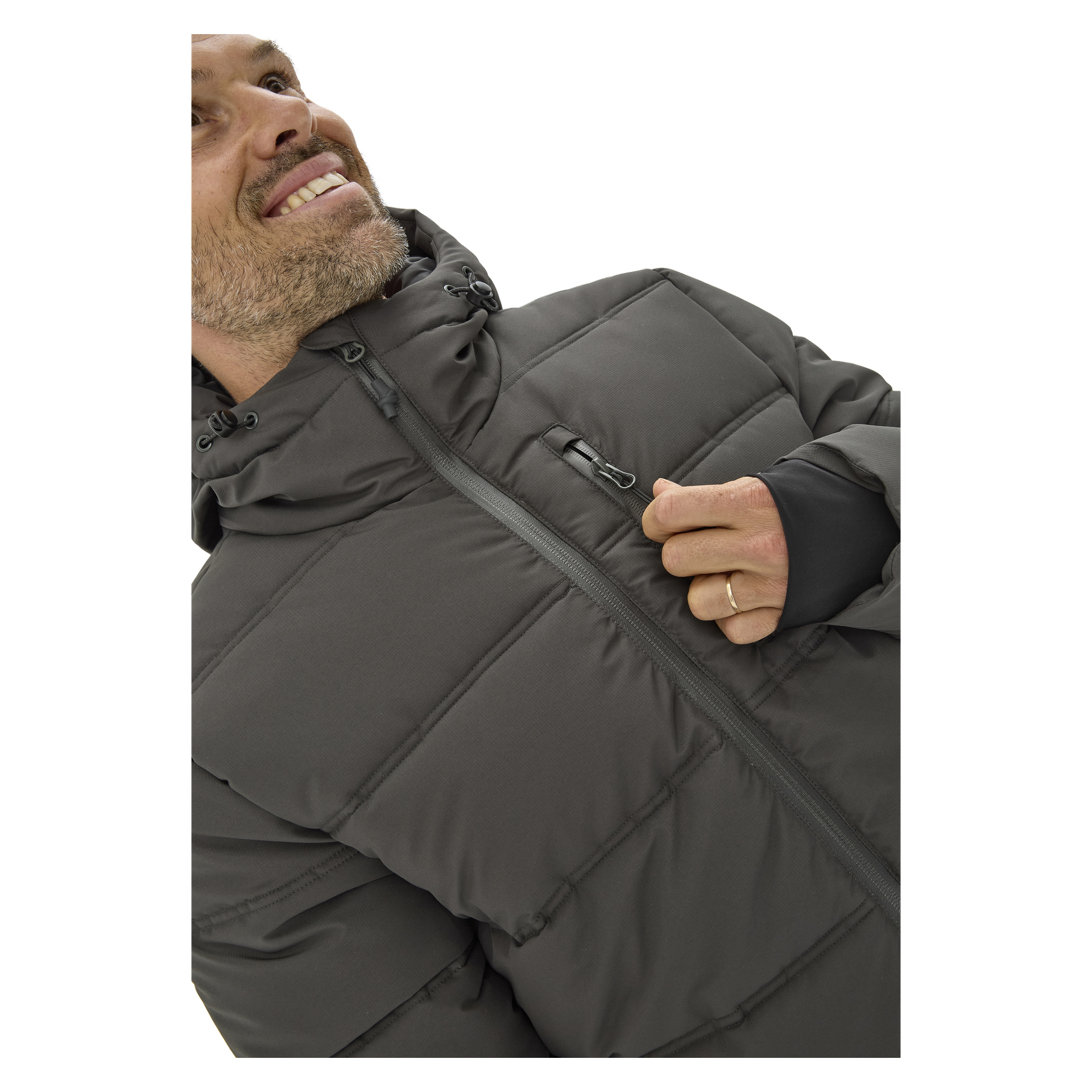 Mies, jolla on kasvojen karvoit, hymyilee yllään Kayoba Outdoor Men's Winter Jacket Sveg tummanharmaa, osittain vetoketjulla ja hupulla. Hän pitää takkia lähellä vetoketjullista rintataskua.