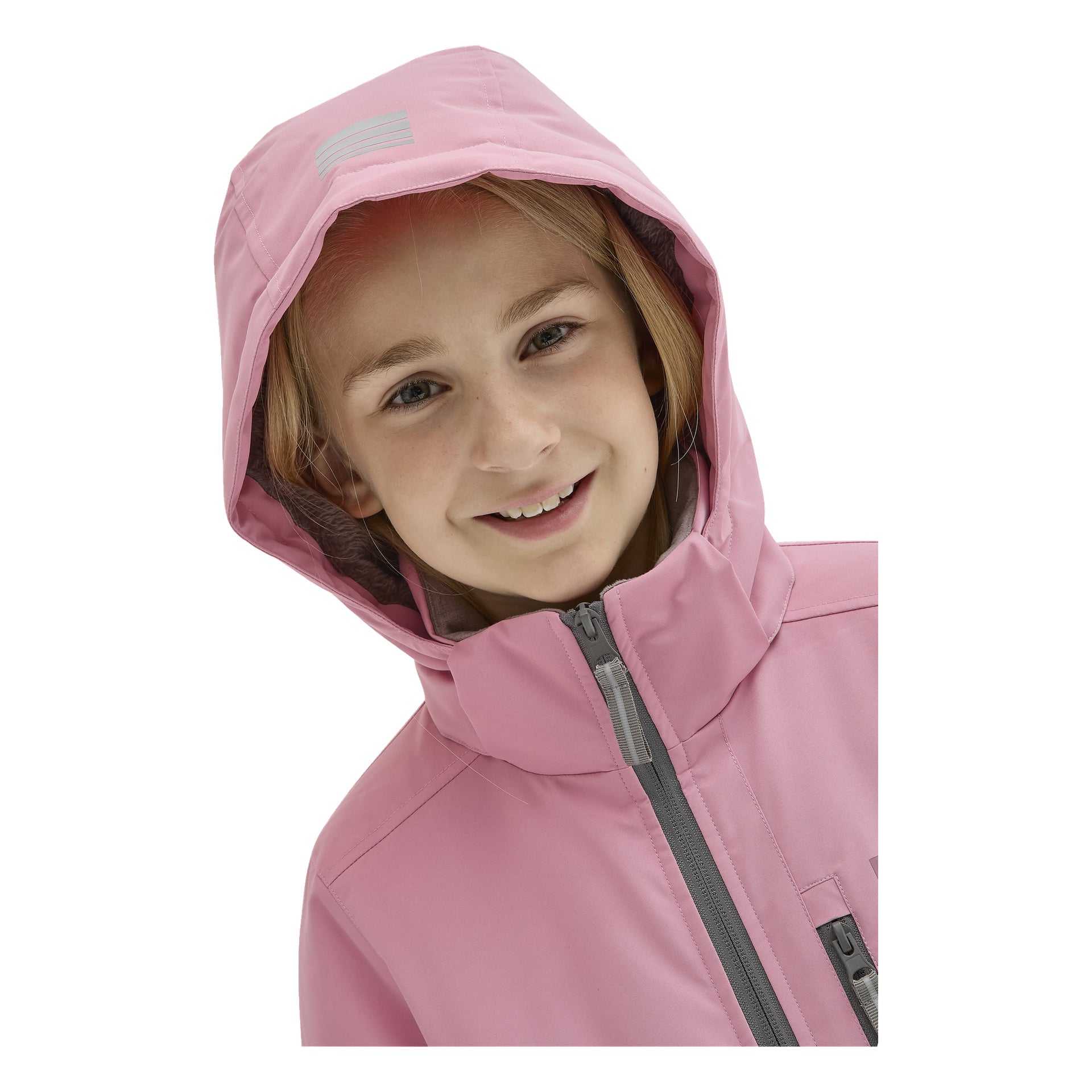 Ett barn med ljust hår ler medan det bär Kayoba Outdoor Children's vinterjacka Kläppen i ljusrosa, uppdragen till kragen.