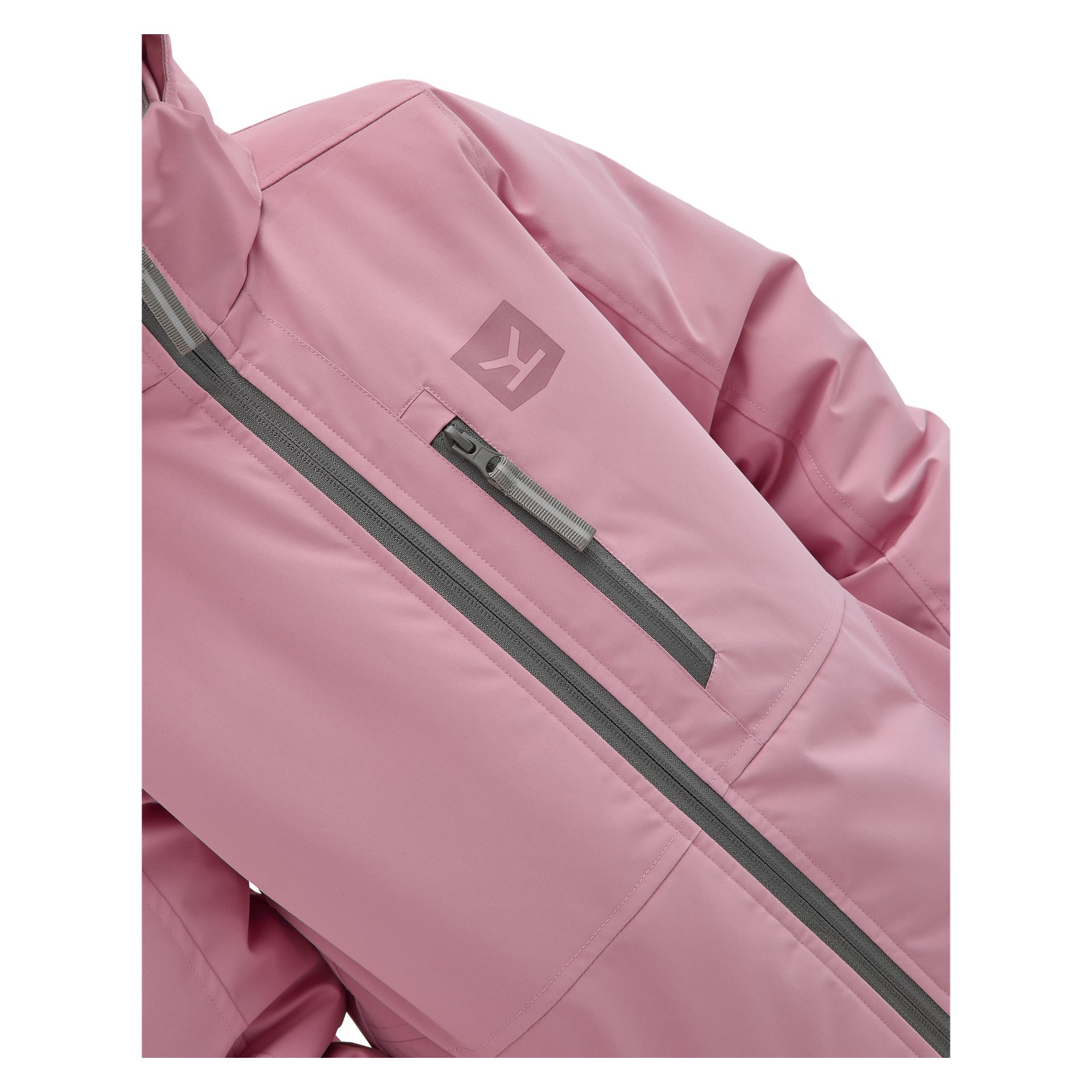 Närbild av Kayoba Outdoor Children's Kläppen vinterjacka i rosa, med en grå vertikal bröstficka med dragkedja, grå huvuddragkedja och en liten "K"-logga uppe till vänster nära axeln.
