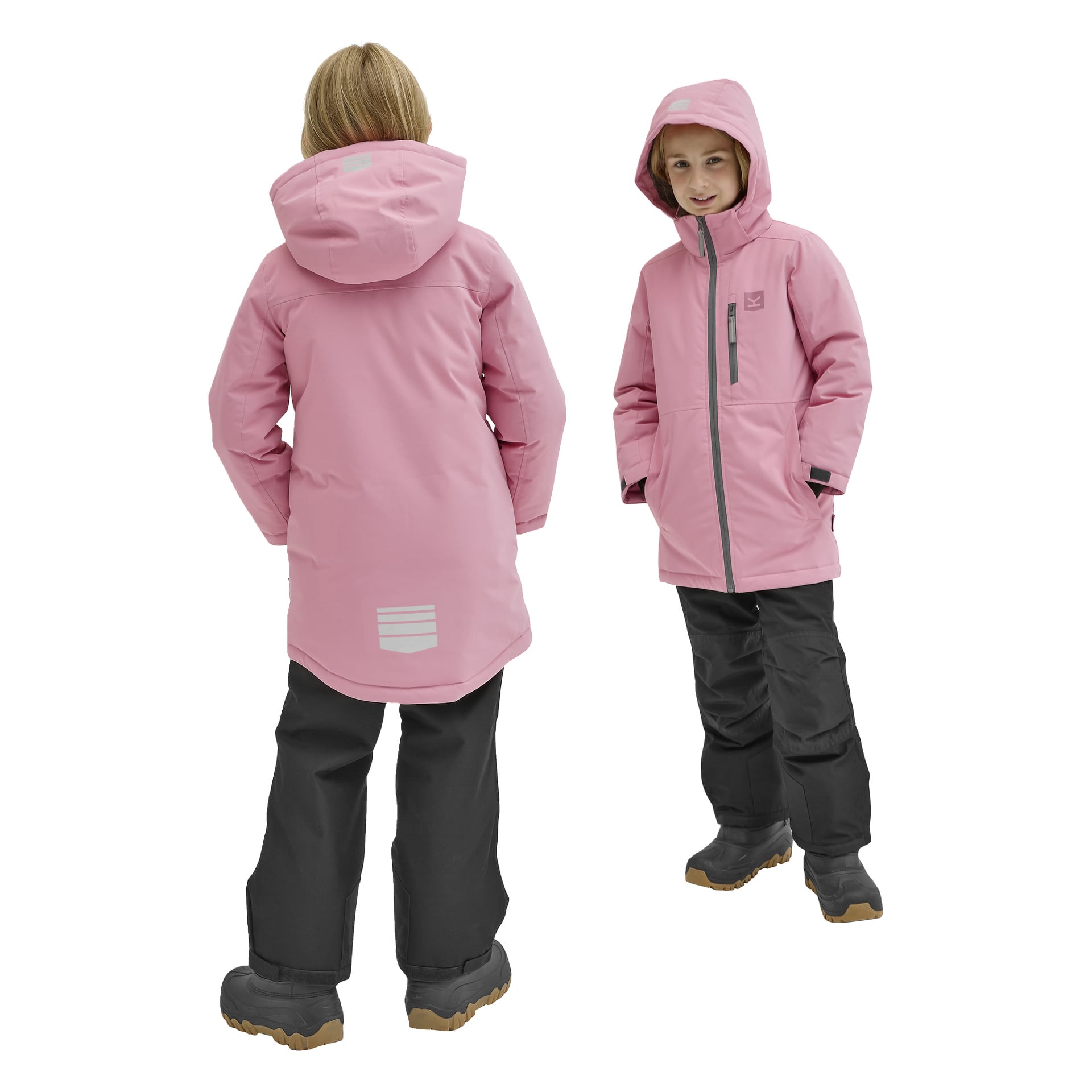 Två barn visas i rosa Kayoba Outdoor Kläppen-vinterjackor, svarta snöbyxor och bruna vinterstövlar. En är vänd framåt och den andra bakåt. Båda jackorna har långärmat och reflektorer.