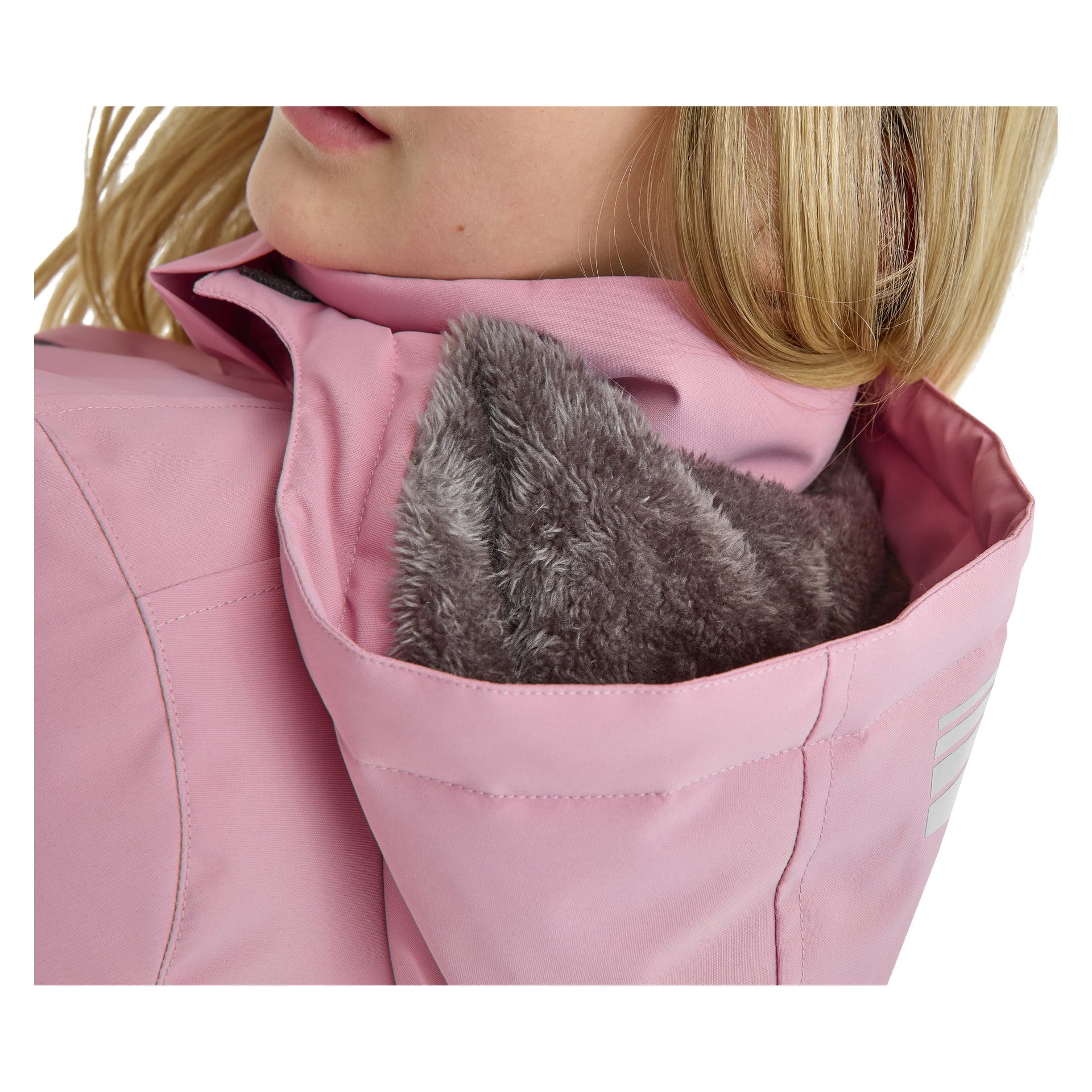 Närbild på ett barn i Kayoba Outdoor Children's vinterjacka Kläppen, rosa med grå fuskpäls i huvan. Barnets blonda hår faller över en del av jackan, och endast munnen och hakan syns.
