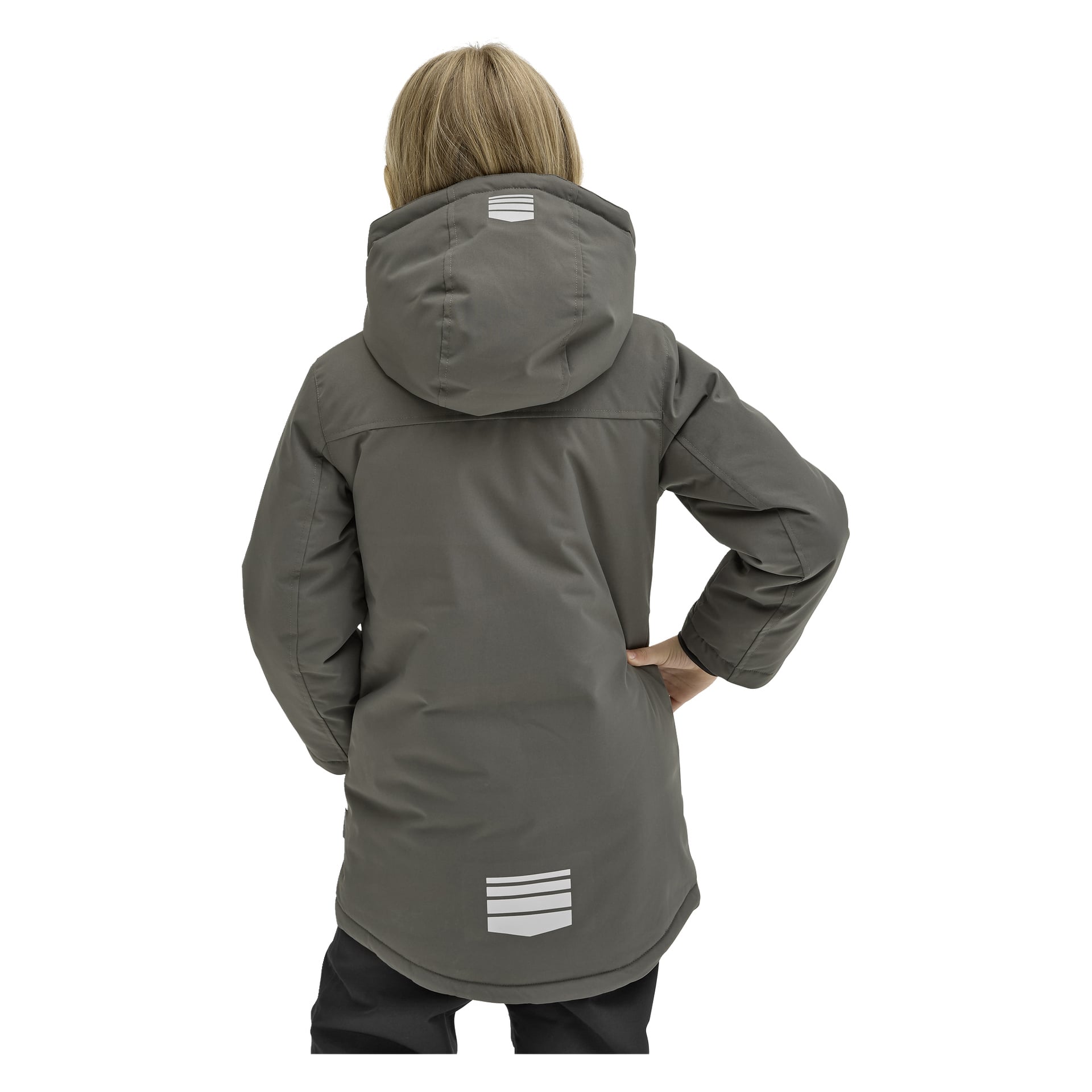 Ett barn ses bakifrån i Kayoba Outdoor Children's vinterjacka Kläppen—en lång grå huva med "reflekterande ränder" på ryggen och nedre sidan. En arm är böjd och handen vilar på höften.