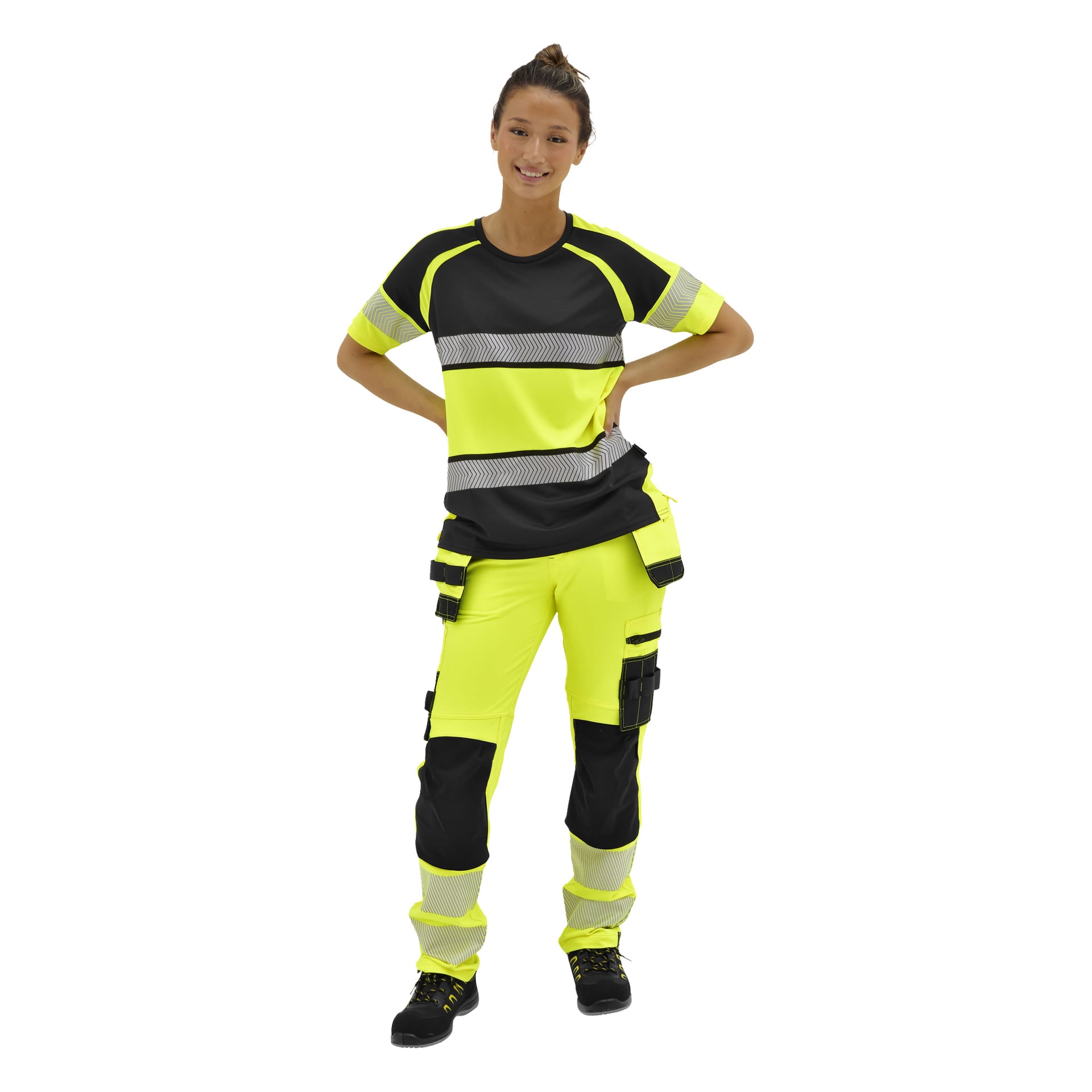 En leende person med uppsatt hår bär en Bluewear Lytton högvart-tröja: kortärmad, fluorescerande gul med svarta detaljer, ränder och fickor.