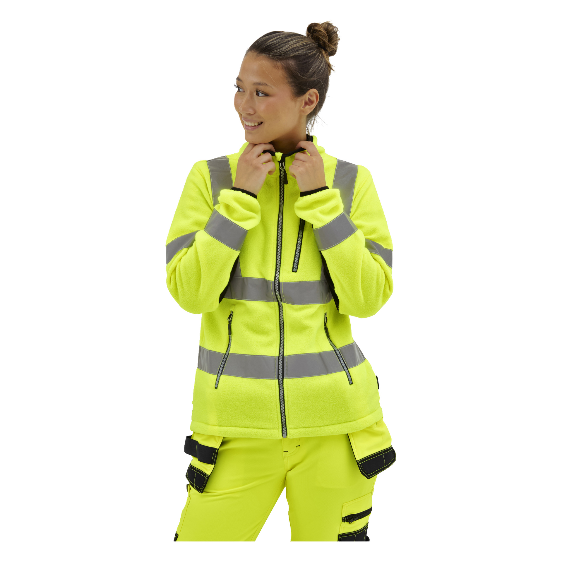 En person står framåtvänd och justerar dragkedjan på en ljusgul hög-vis Bluewear Dames-jacka med grå reflekterande ränder.
