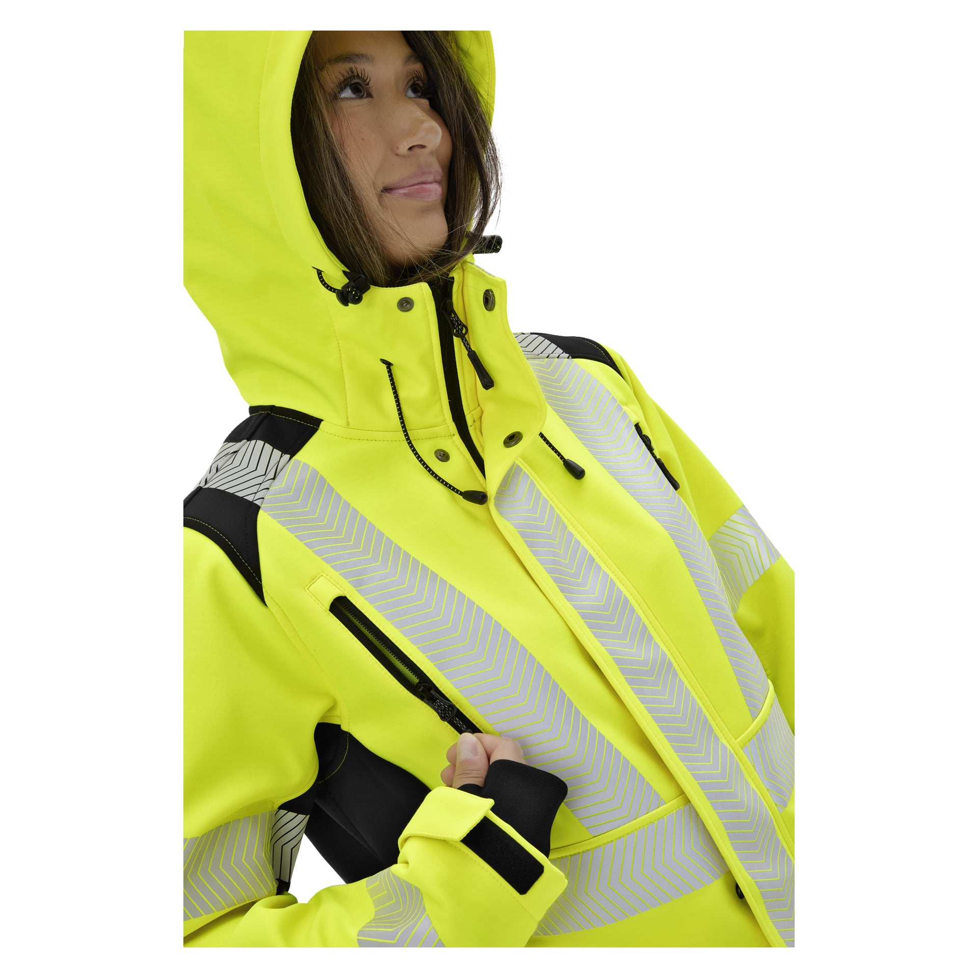 En person i Bluewear Hi-Vis Merrit-jackan med klargult tyg, chevron-reflektorer och svarta detaljer tittar något uppåt.