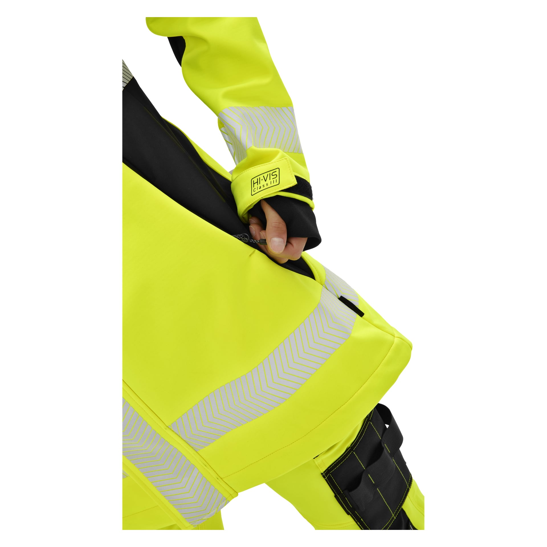 Någon i en klargul Bluewear Hi-Vis Merrit-jacka med reflekterande ränder öppnar en ficka; fodralet visar Hi-Vis-etikett.