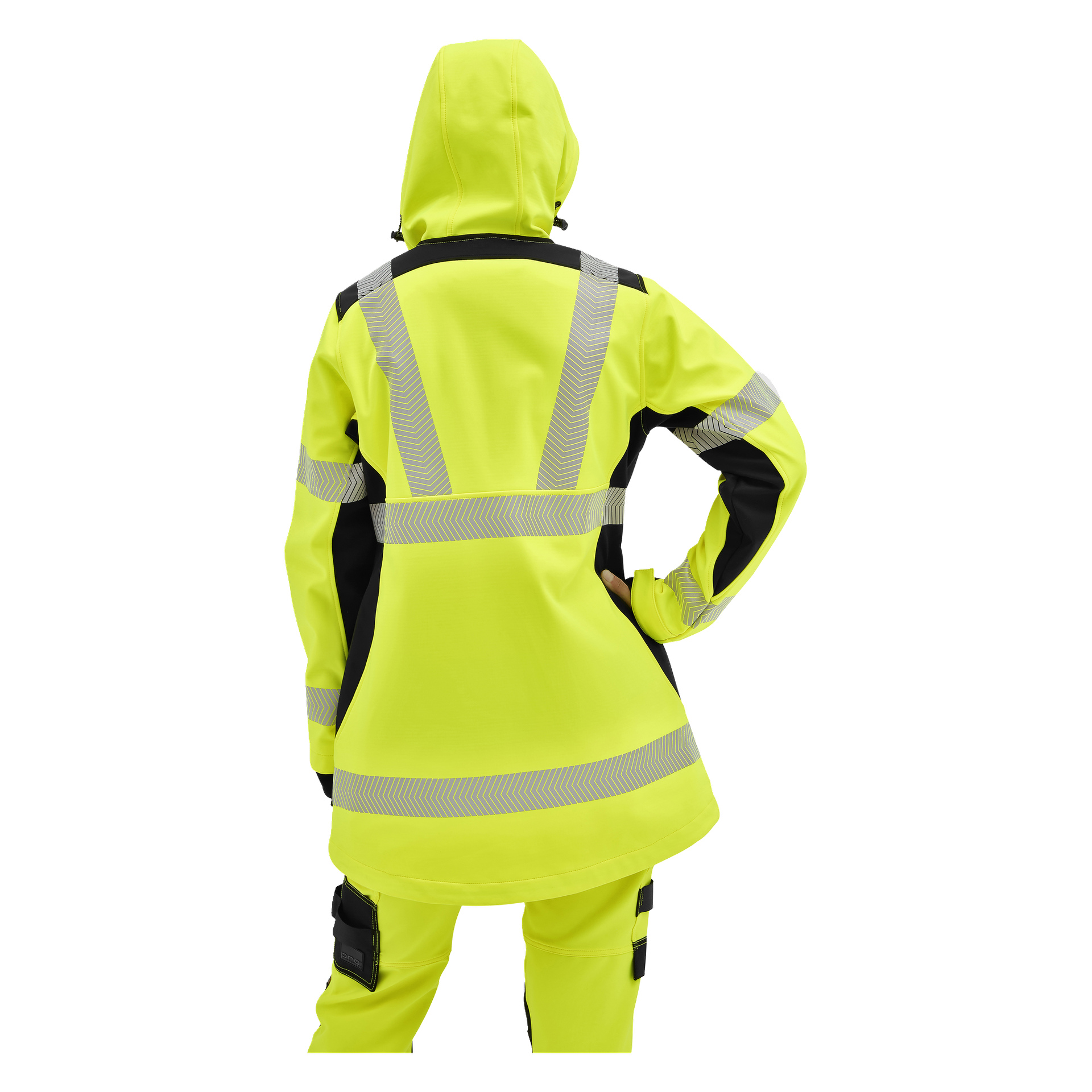 Någon som bär en Bluewear Hi-Vis Merrit softshell-jacka med reflekterande ränder står med ryggen mot kameran, handen på höften.