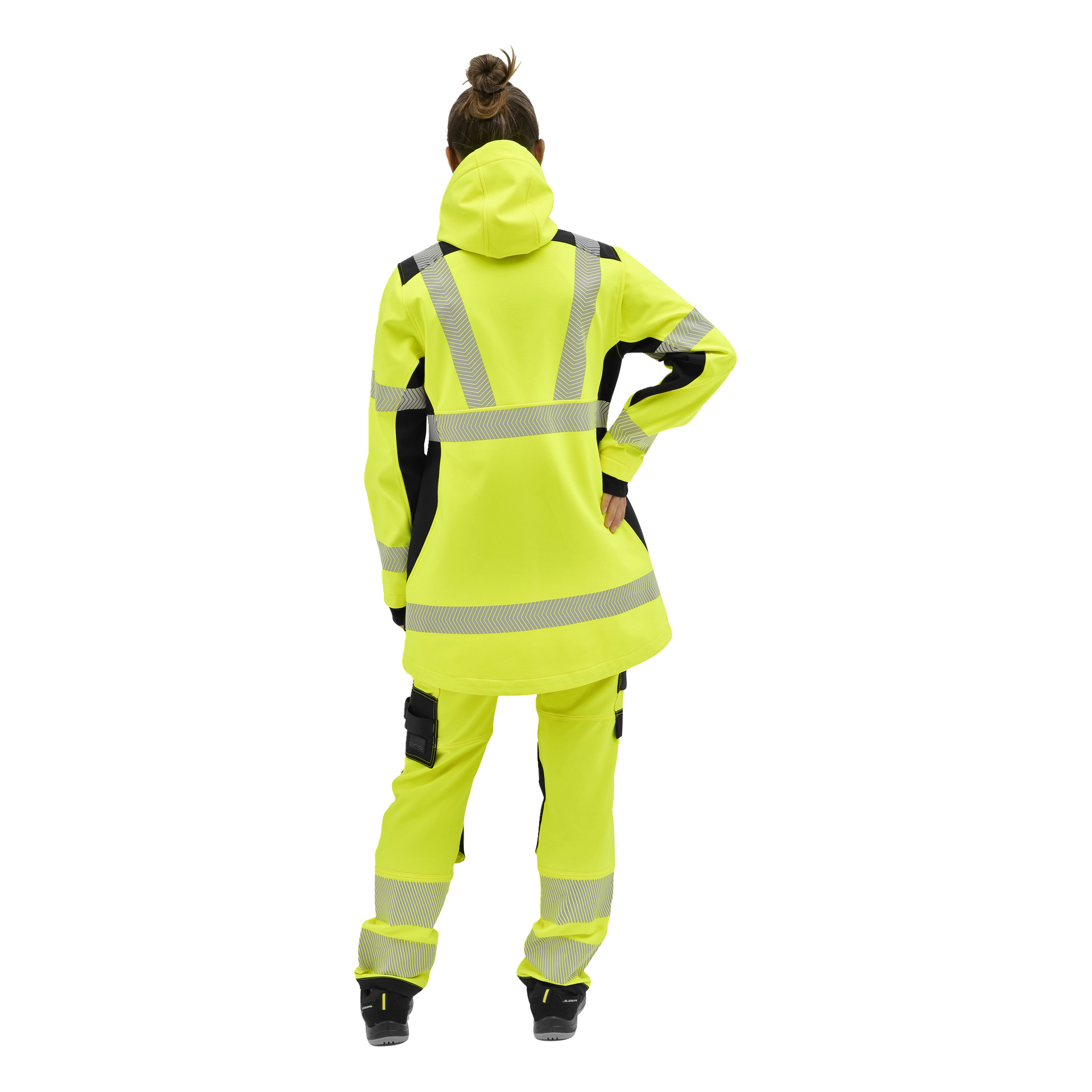 Person vänd bort i Bluewear Hi-Vis Merrit-jacka och byxor med reflekterande ränder, svarta sidopaneler, stövlar, håret i en knut.