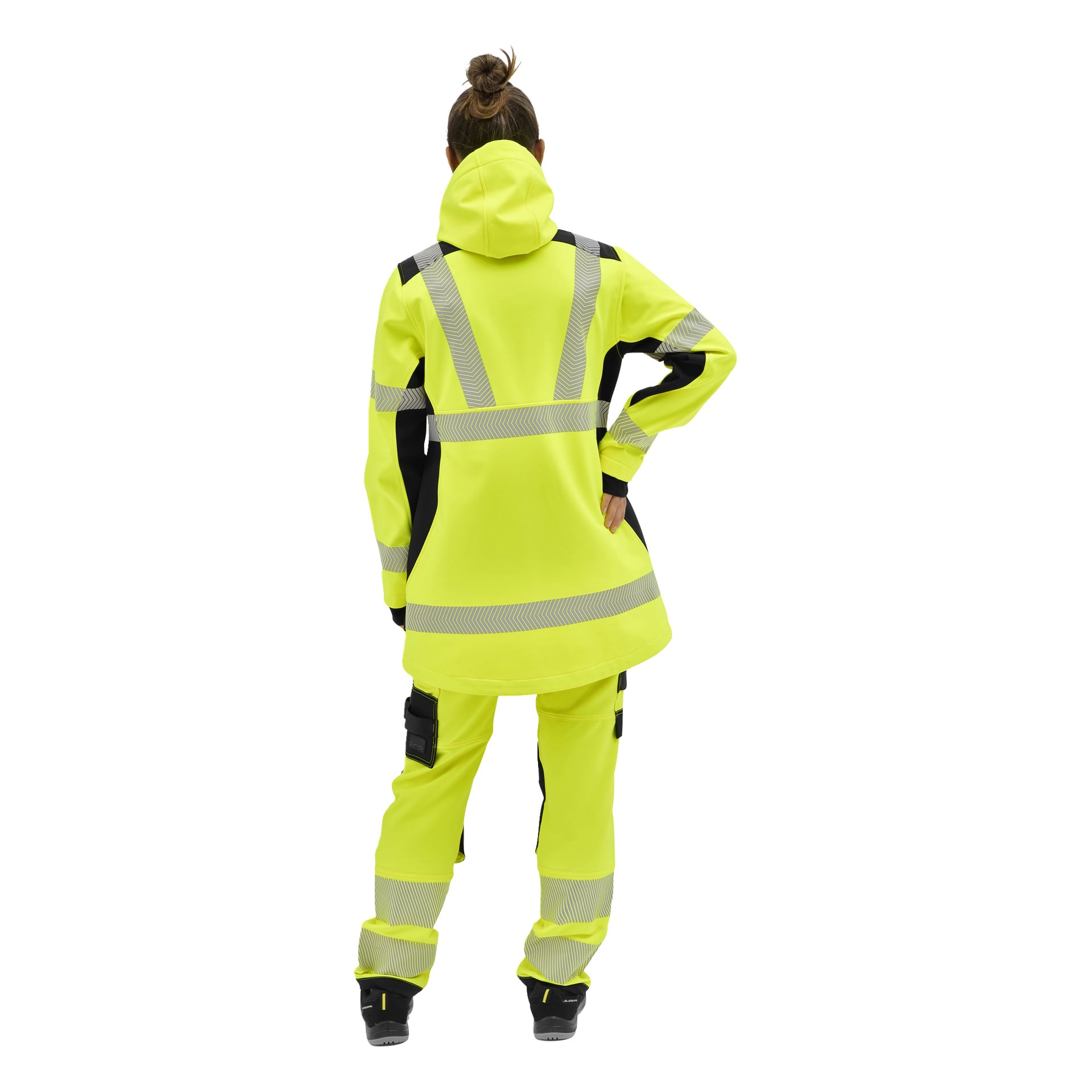En person med knut poserar med ena handen på höften i en gul Bluewear Hi-Vis-jacka och byxor med silverfärgade reflekterande ränder.