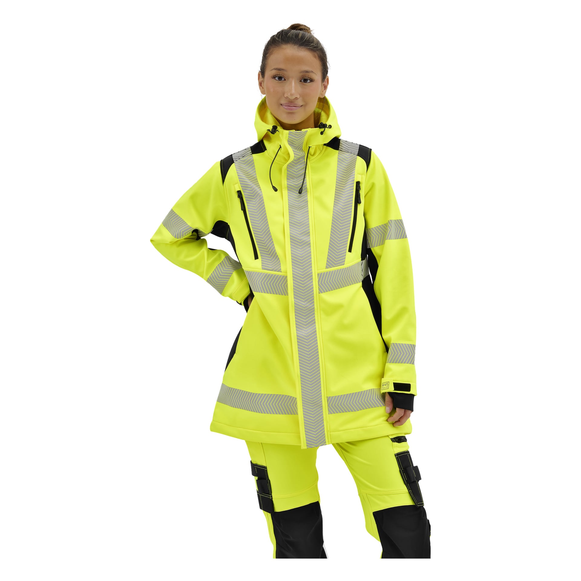 En person står framåt i en gul Bluewear Hi-Vis Merrit-jacka och byxor med silverränder, svarta detaljer och uppsatt hår.