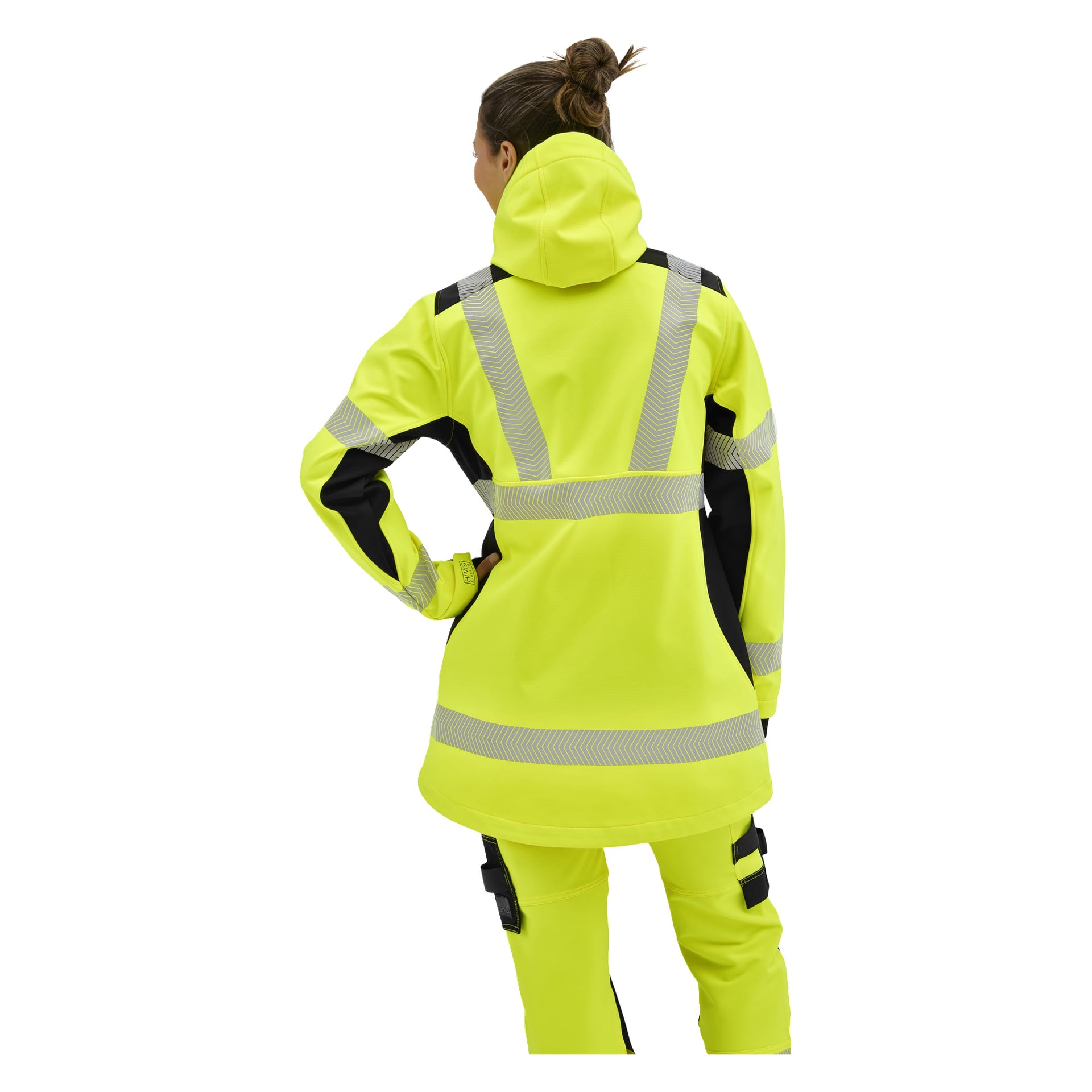 Person sedd bakifrån i gul Bluewear Hi-Vis Merrit softshell-jacka med silverreflektiva ränder, huva, svarta detaljer och matchande byxor.