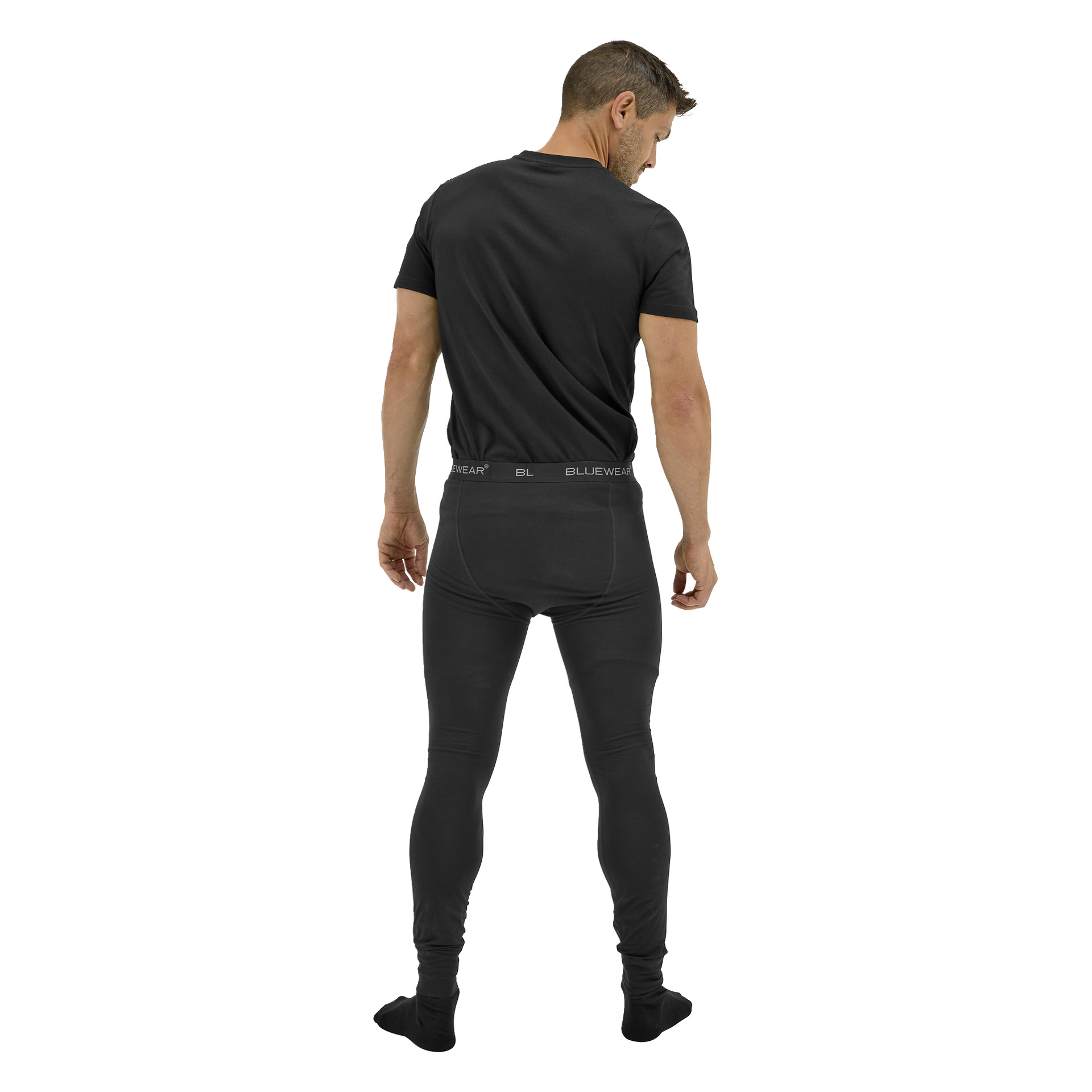 En man står med ryggen mot kameran, klädd i svarta Bluewear Long Johns Gnejs och en matchande t-shirt.