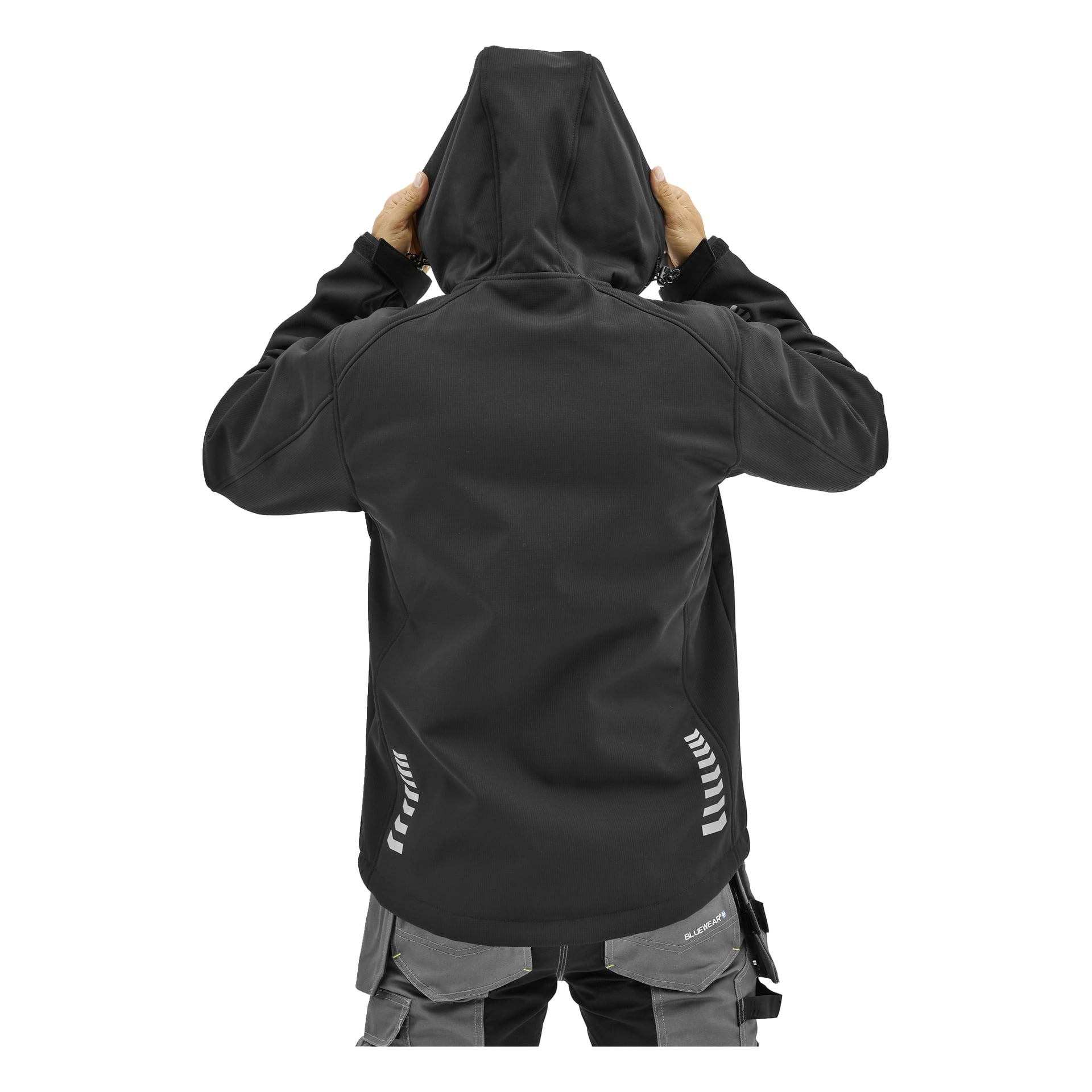 En person som ses bakifrån bär Bluewear Gustafs svarta hooded softshell med grå detaljer och reflekterande detaljer, samt gråsvarta byxor.