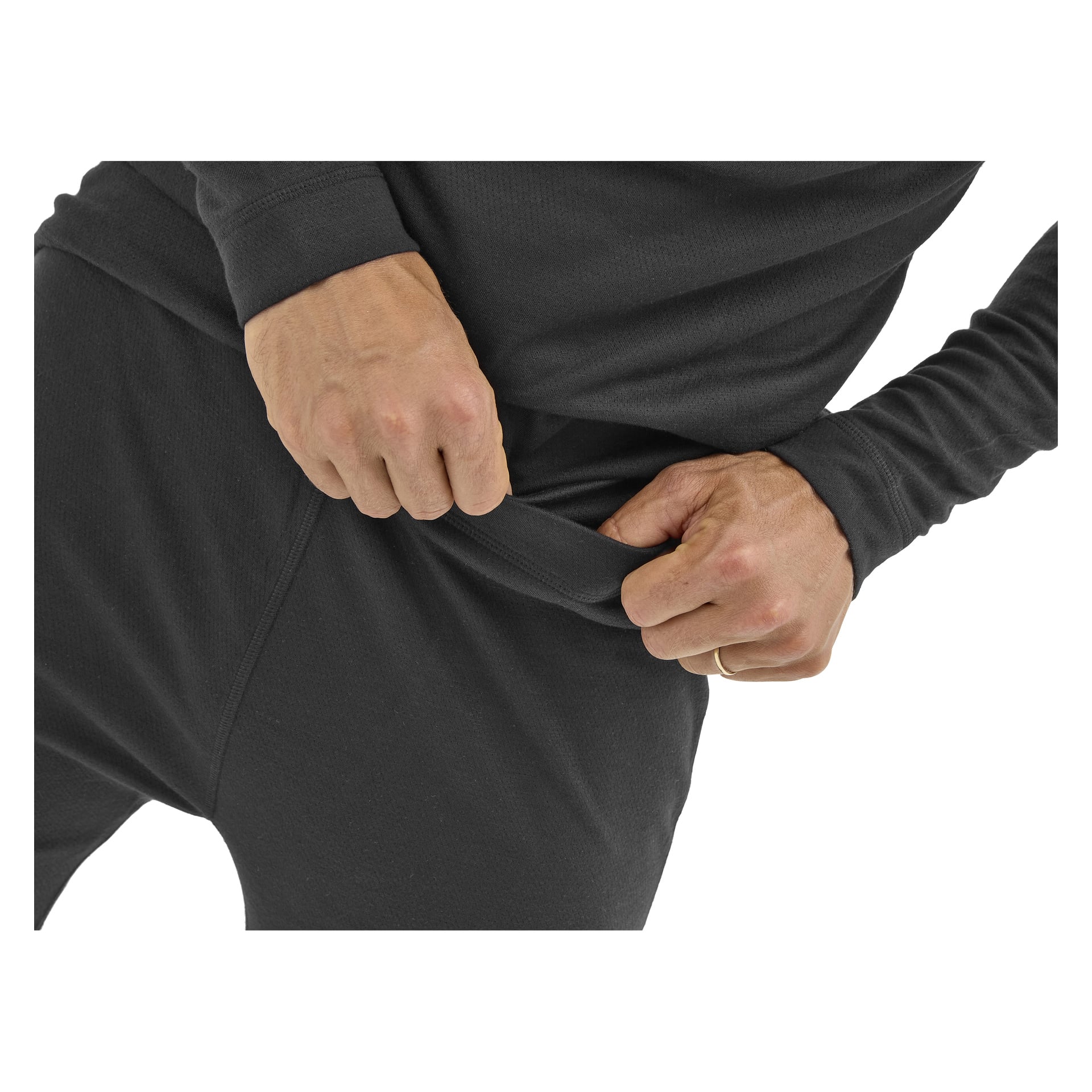 En man modellerar Kayoba Outdoor Thermo-underkläder (tvådelat set), och sträcker midjebandet med båda händerna; endast bål och lår visas.