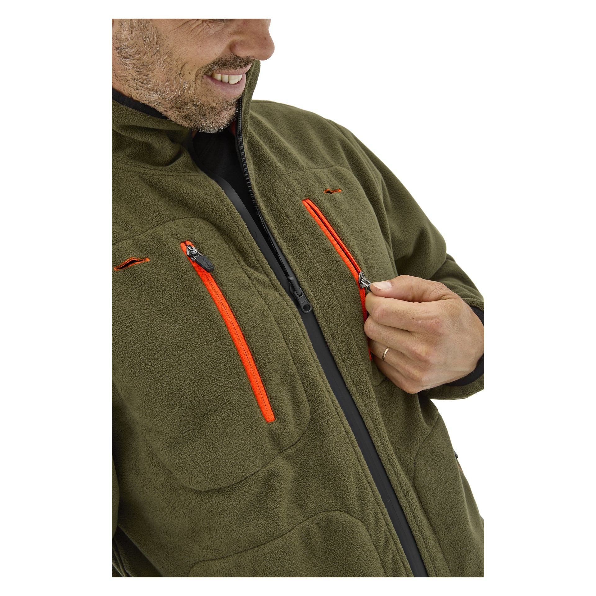 Ein Mann in einem olivgrünen Kayoba Outdoor Cannock Fleece mit orangefarbenen Reißverschlusszügen öffnet die Brusttasche; nur sein oberer Oberkörper ist sichtbar.