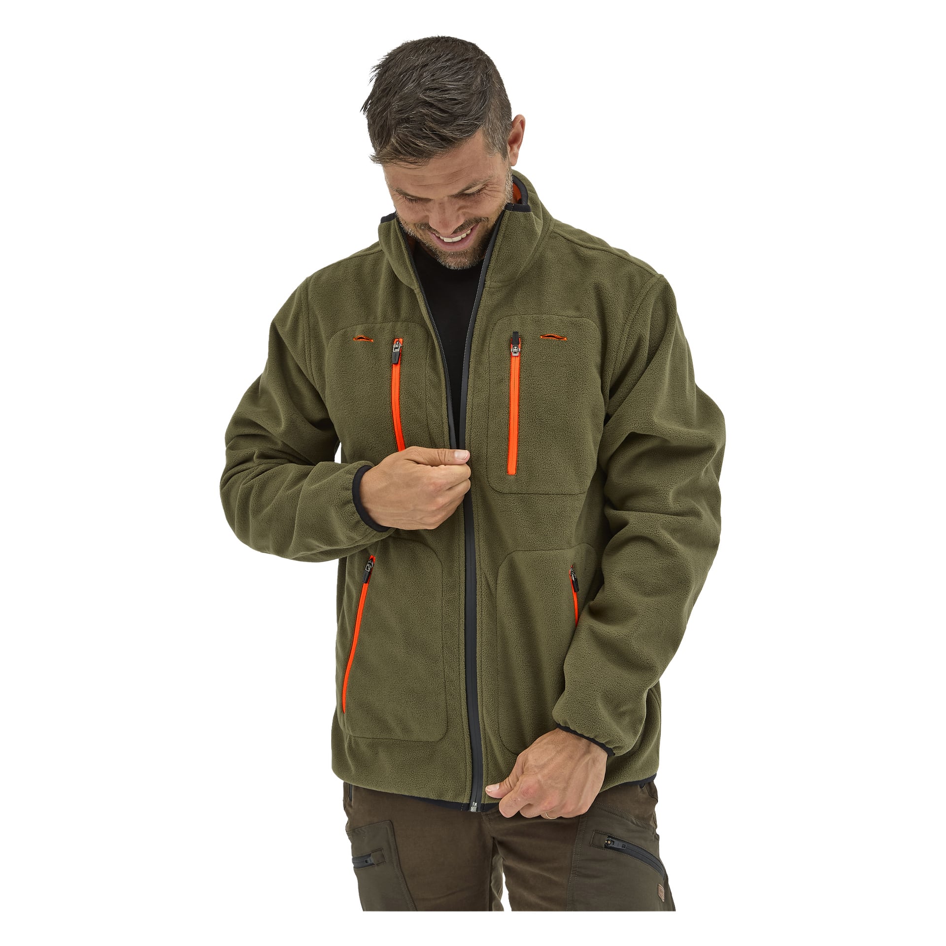 Ein Mann in einer Kayoba Cannock Fleecejacke mit orangefarbenen Reißverschlüssen und brauner Hose lächelt, während er sie zuzieht und nach unten schaut.