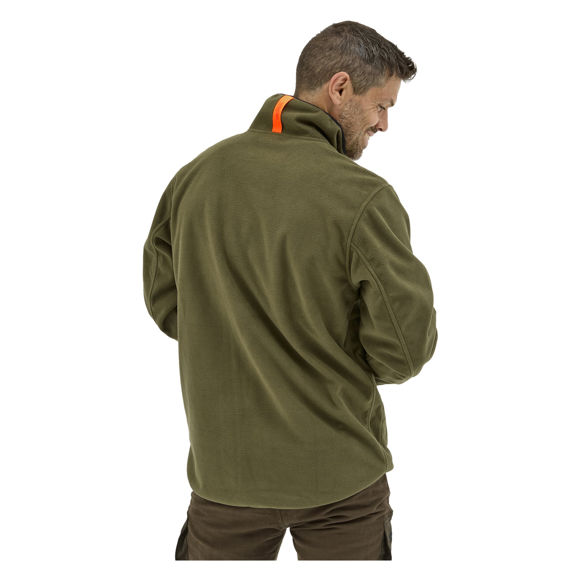 Ein Mann steht mit dem Rückwand, gekleidet in eine olivgrüne Kayoba Outdoor Cannock Fleecejacke mit orangefarbenem Kragentab und braune Hosen.