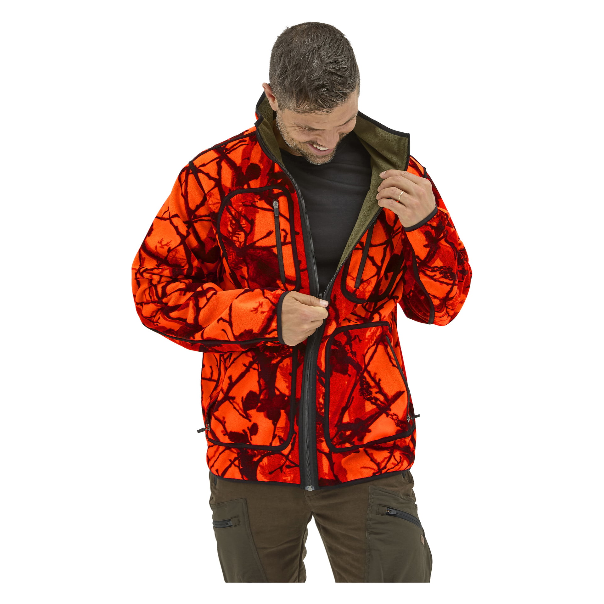 Ein Mann zieht eine leuchtend orangefarbene Kayoba Outdoor-Fleecejacke mit roten und schwarzen Ästen zu, trägt dunkle Hosen und ein schwarzes Hemd.