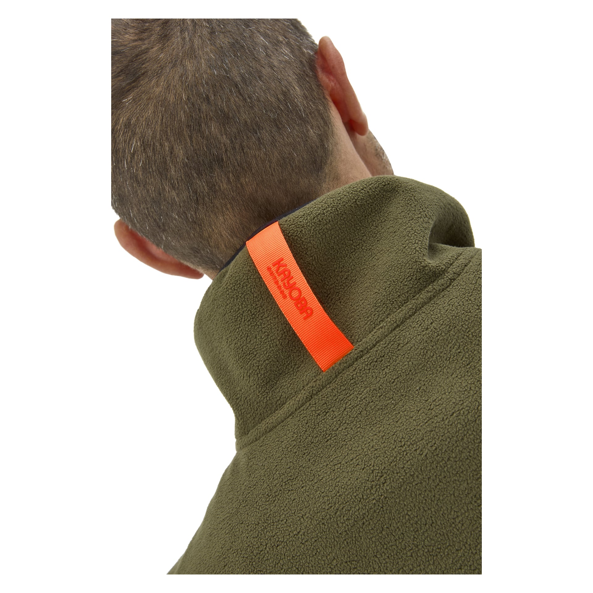 Von hinten gesehen trägt eine Person eine olivgrüne Kayoba Outdoor Herrenfleecejacke mit einem orangefarbenen Etikett und roter KOLOR-Schrift am Kragen.