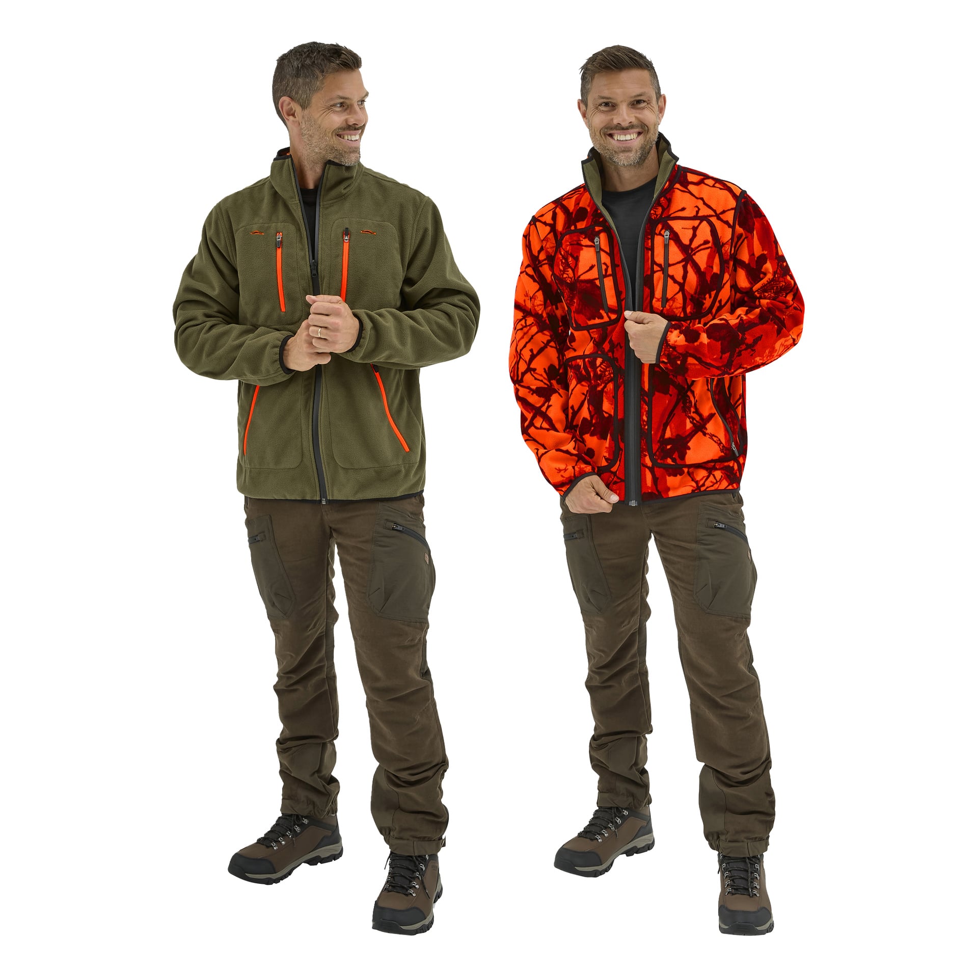 Zwei Männer in Wanderschuhen und braunen Hosen; einer in einer grünen Fleecejacke, der andere in roter Tarnkleidung mit schwarzen Akzenten.