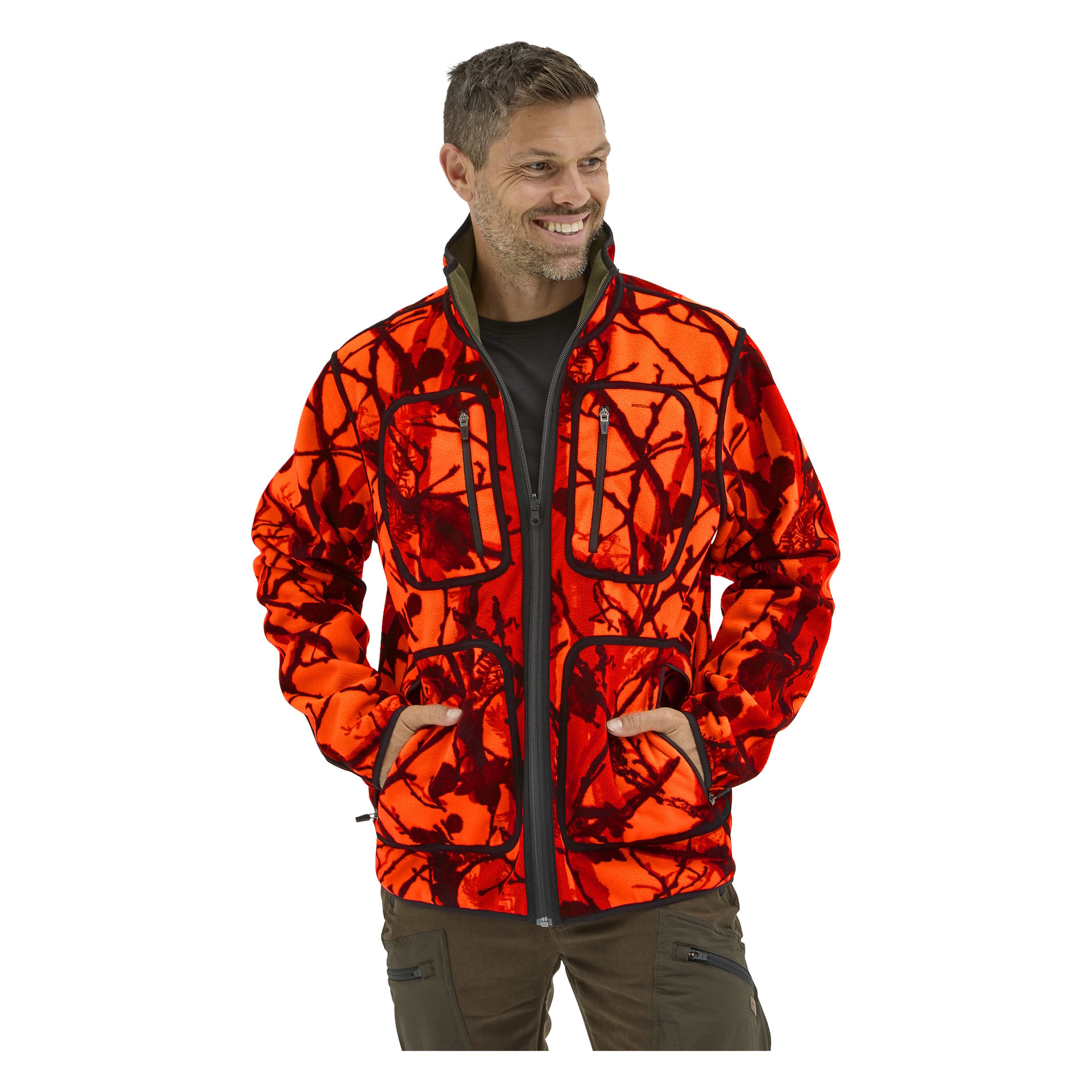 Mann mit kurzen Haaren und gestutztem Bart, lächelt und leicht gedreht, trägt leuchtend orange-rote Tarnjacke aus Kayoba Outdoor Fleece mit Reißverschlusstaschen.
