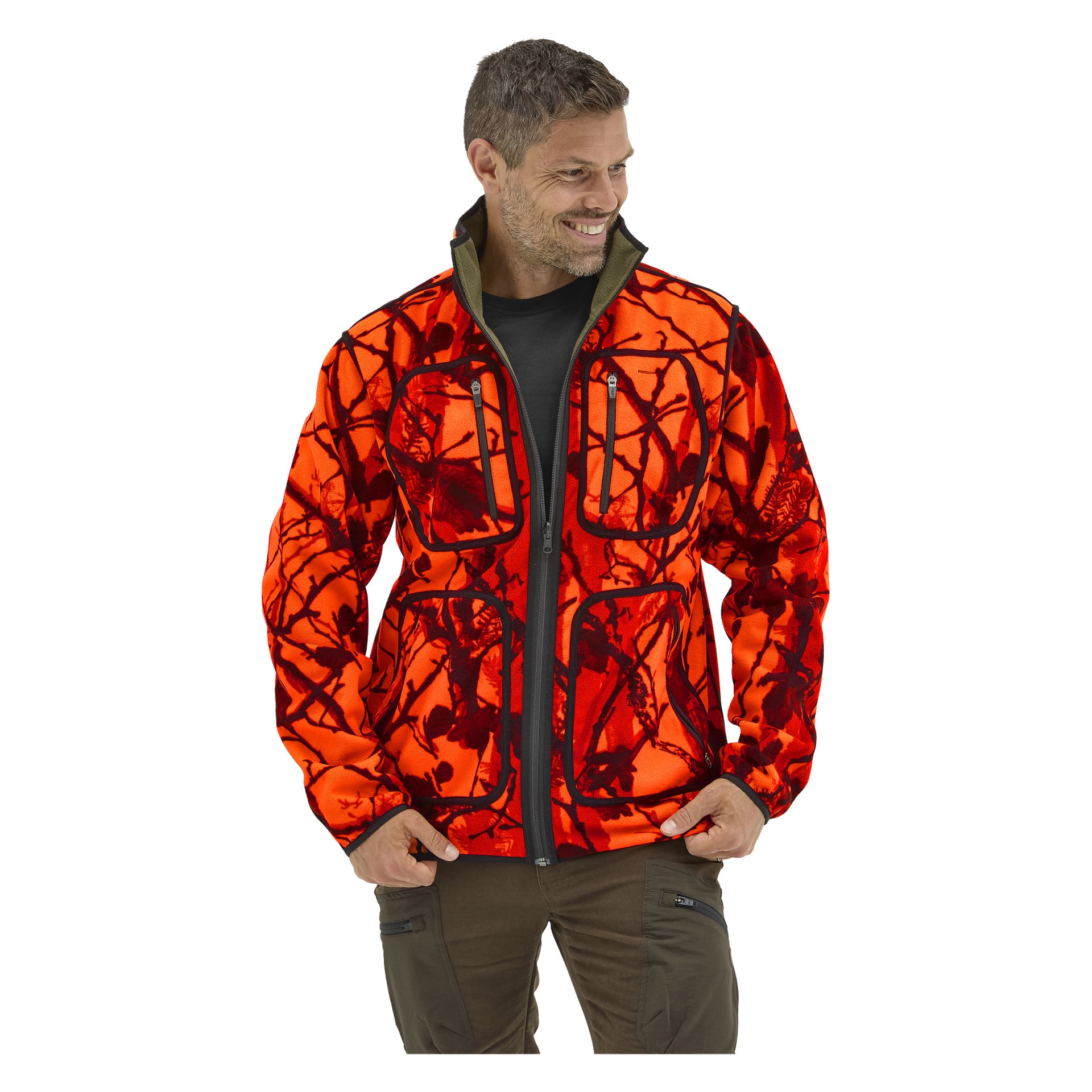 Ein lächelnder Mann trägt eine Kayoba Outdoor Cannock Herren-Fleecejacke aus orange-roter Tarnung mit Reißverschlusstaschen und olivgrüne Hosen.