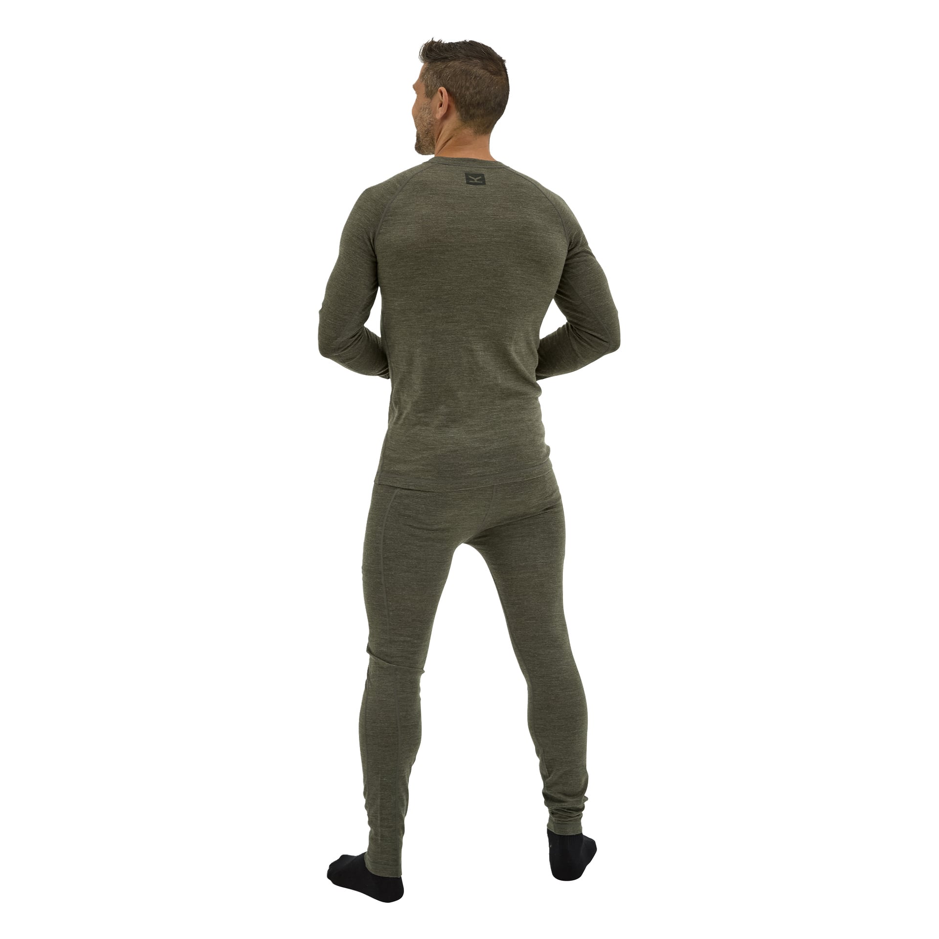 En man, med ryggen mot kameran, visar upp ett Kayoba Outdoor Merino wool tvådelat set i olivgrönt med svarta strumpor.