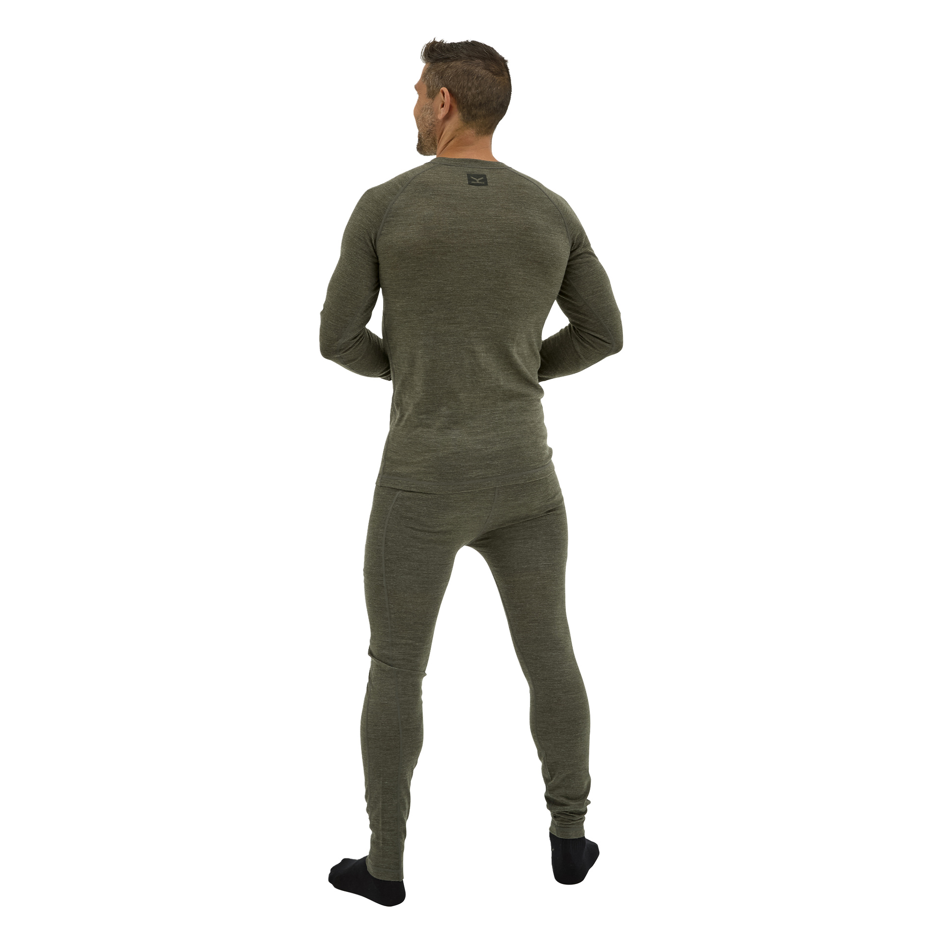 En man, sedd bakifrån, visar det tvådelade Kayoba Outdoor Merino-ullunderlaget i olivgröna och svarta strumpor.