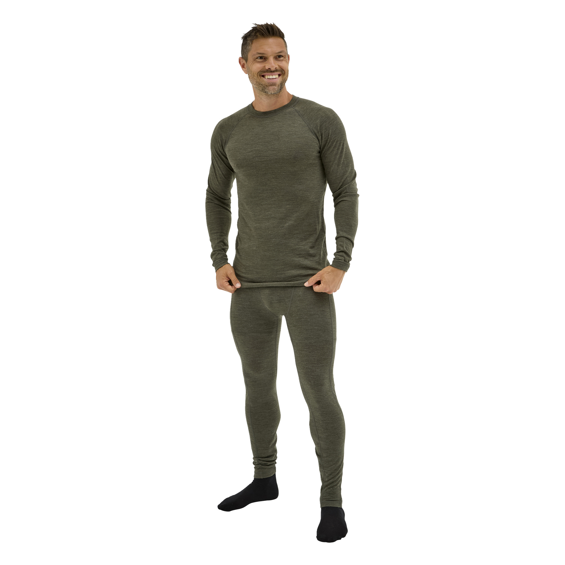 En leende man i ett grönt Kayoba Outdoor Merino-ullunderställ och svarta strumpor håller i fållen på hans långärmade topp.