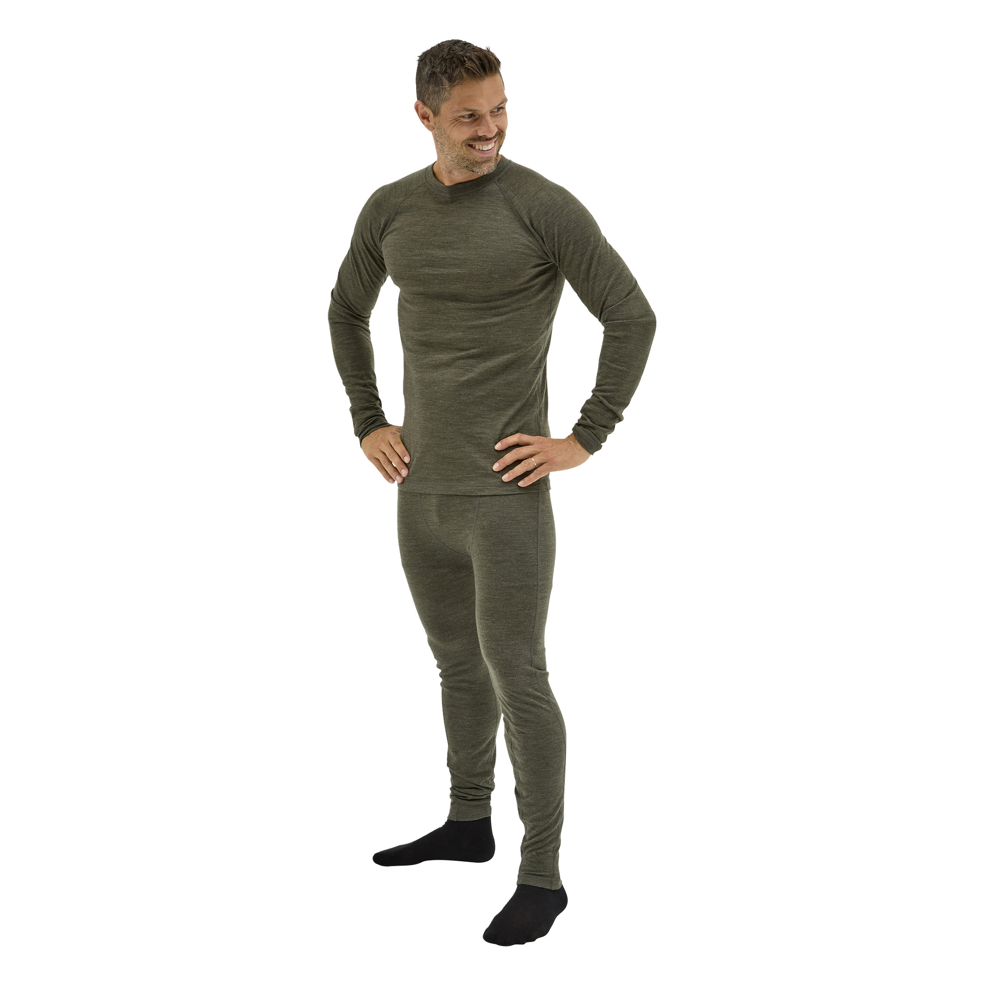 En leende man står med händerna på höfterna, klädd i Kayoba Outdoor Merino ullbaslager i olivgröna och svarta strumpor.