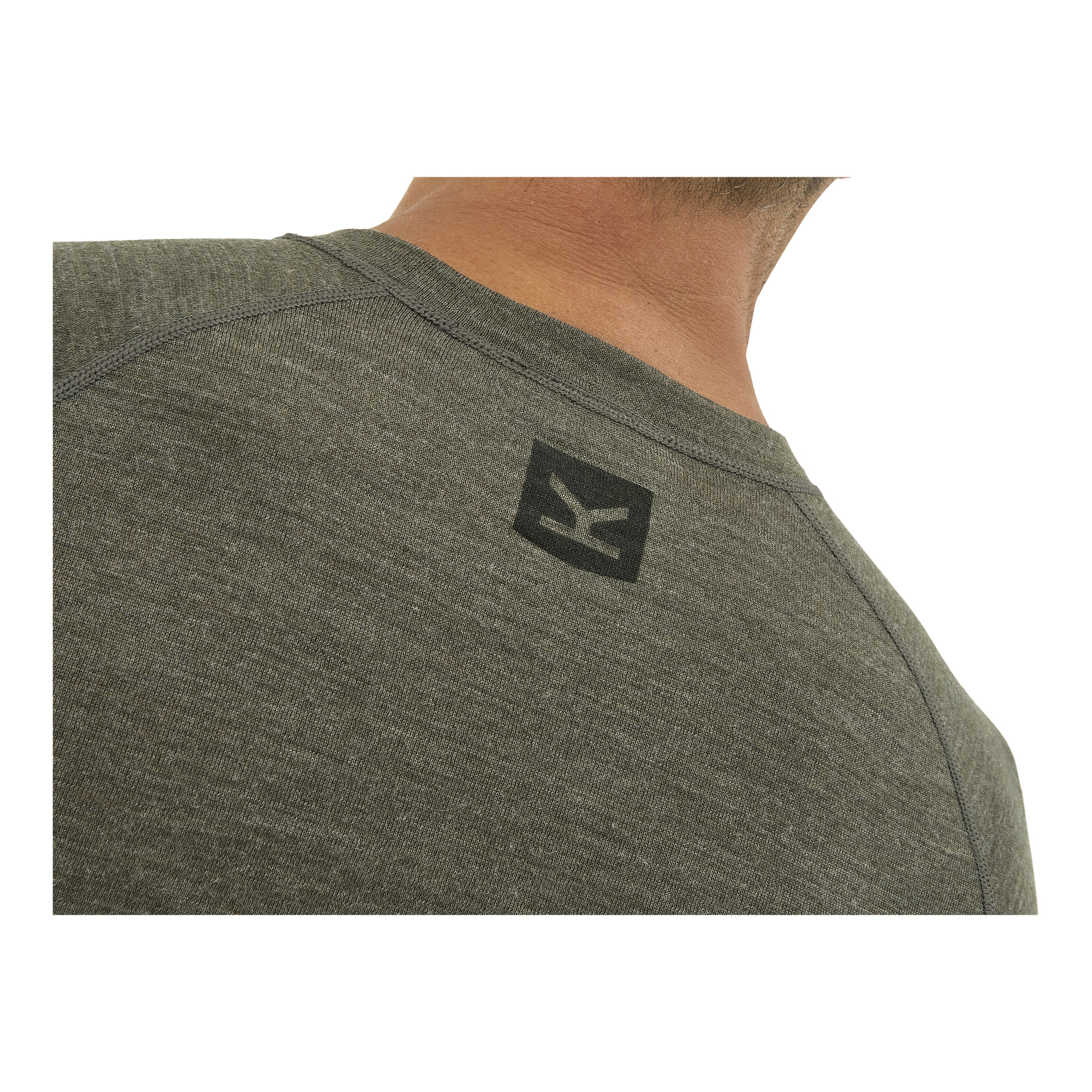 Närbild på en mans nacke och axlar i ett ljungerat grått Kayoba Outdoor Merino-ullbaslager med en svart geometrisk logga under halsringningen.