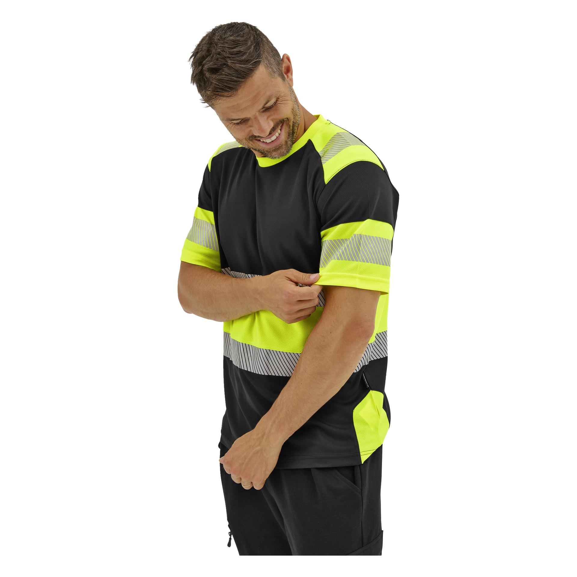 Ein Mann, der leicht lächelt, hebt seinen linken Ärmel an und trägt ein Bluewear Laval Hi-Vis-Shirt mit schwarzen, gelben Streifen, Netz und kurzärmeligen Shirts.