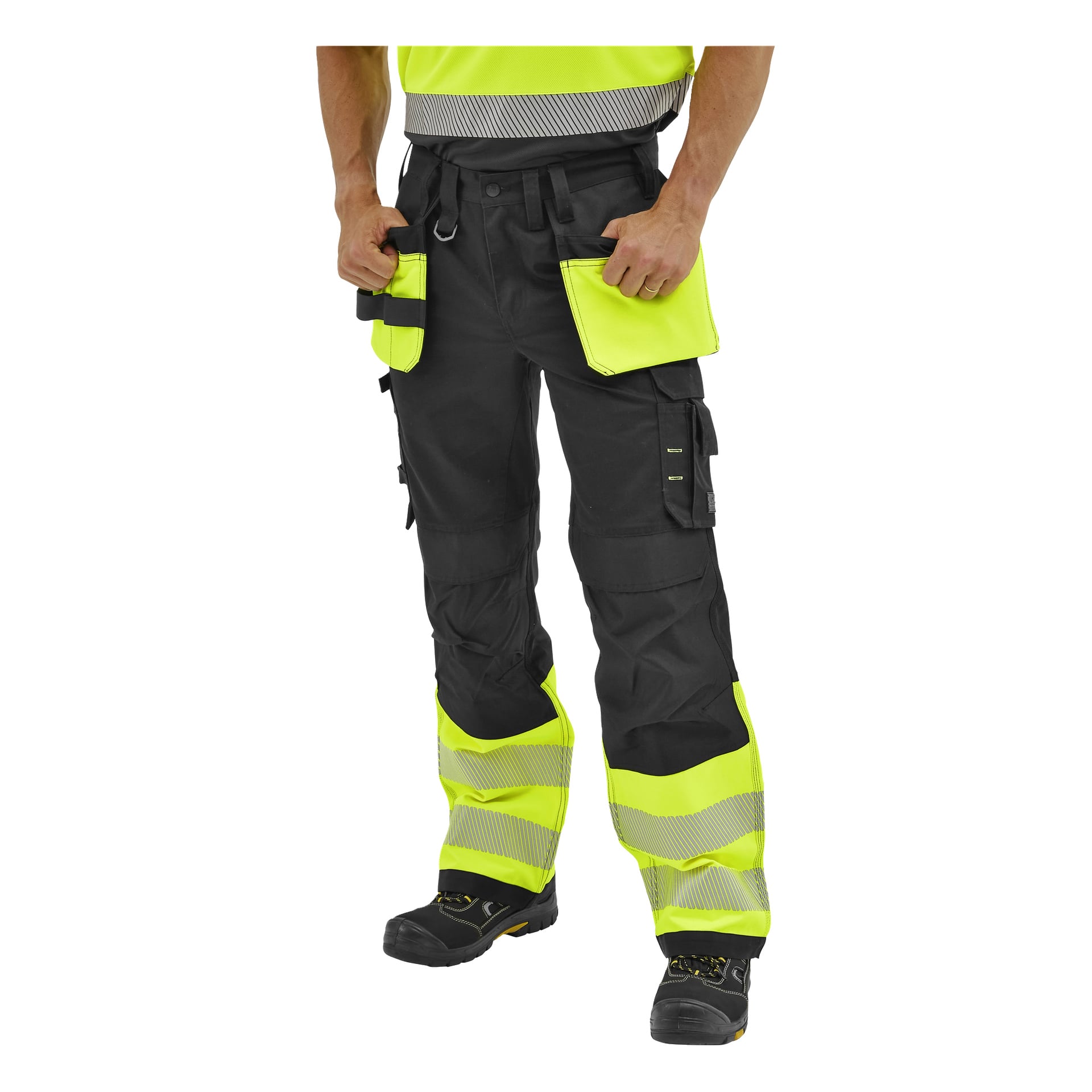 Person i Bluewear High Visibility Trousers Rex med gula paneler, många fickor, fotledsreflektorer och svarta/gula arbetsskor.