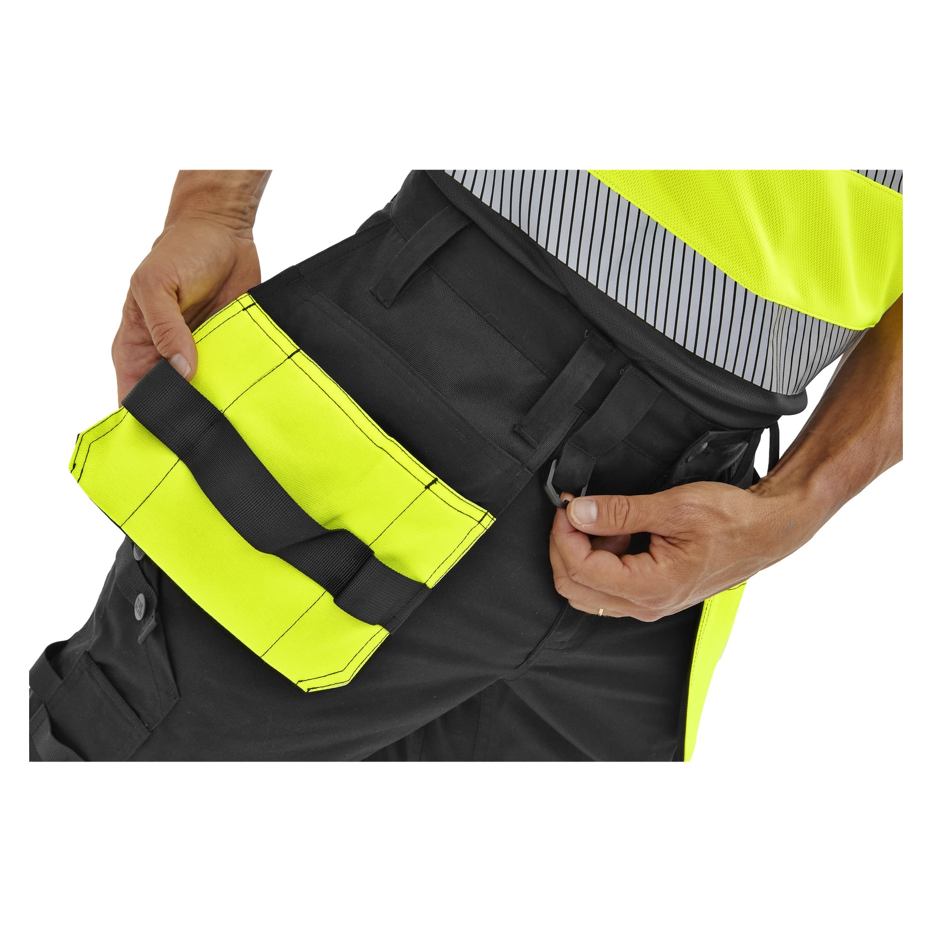 Iklädd Bluewear High Visibility byxor Rex fäster en person en gul och svart verktygsväska runt midjan och håller fast fliken.