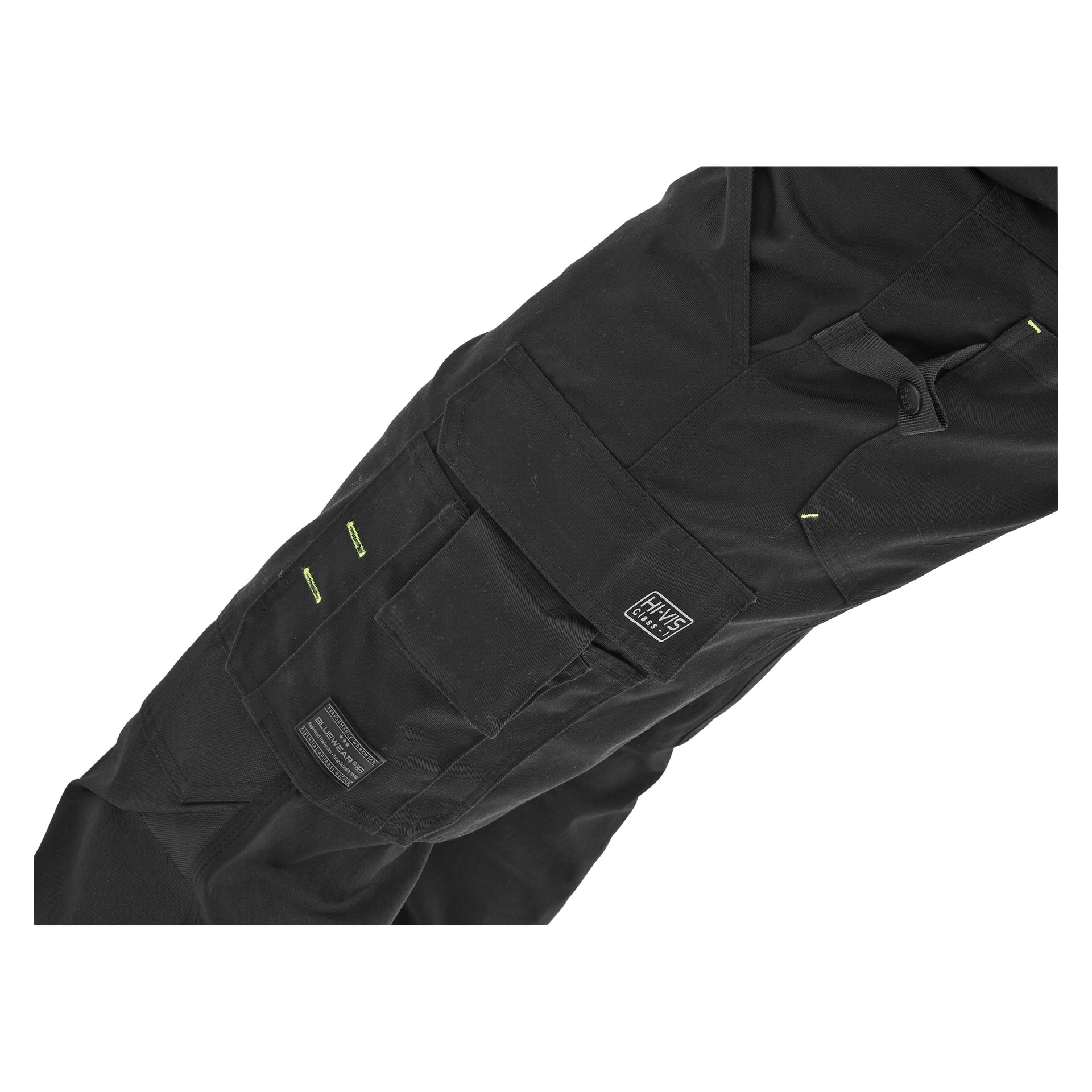 Närbild på Bluewear Rex svarta byxor med hög synlighet, med flera fickor, neongröna sömmar och märkesetiketter i textil.
