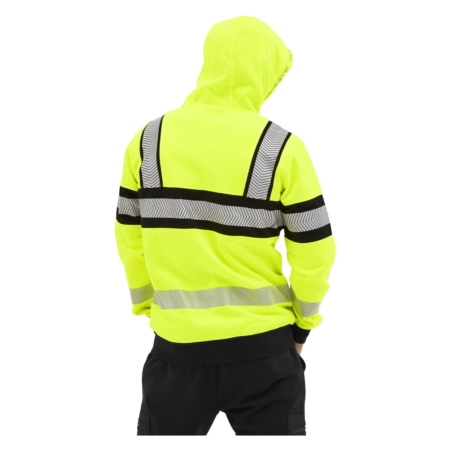 Sett bakifrån bär personen en neongul Bluewear Chambley hi-vis-hoodie med svarta detaljer, silverränder och svarta byxor.