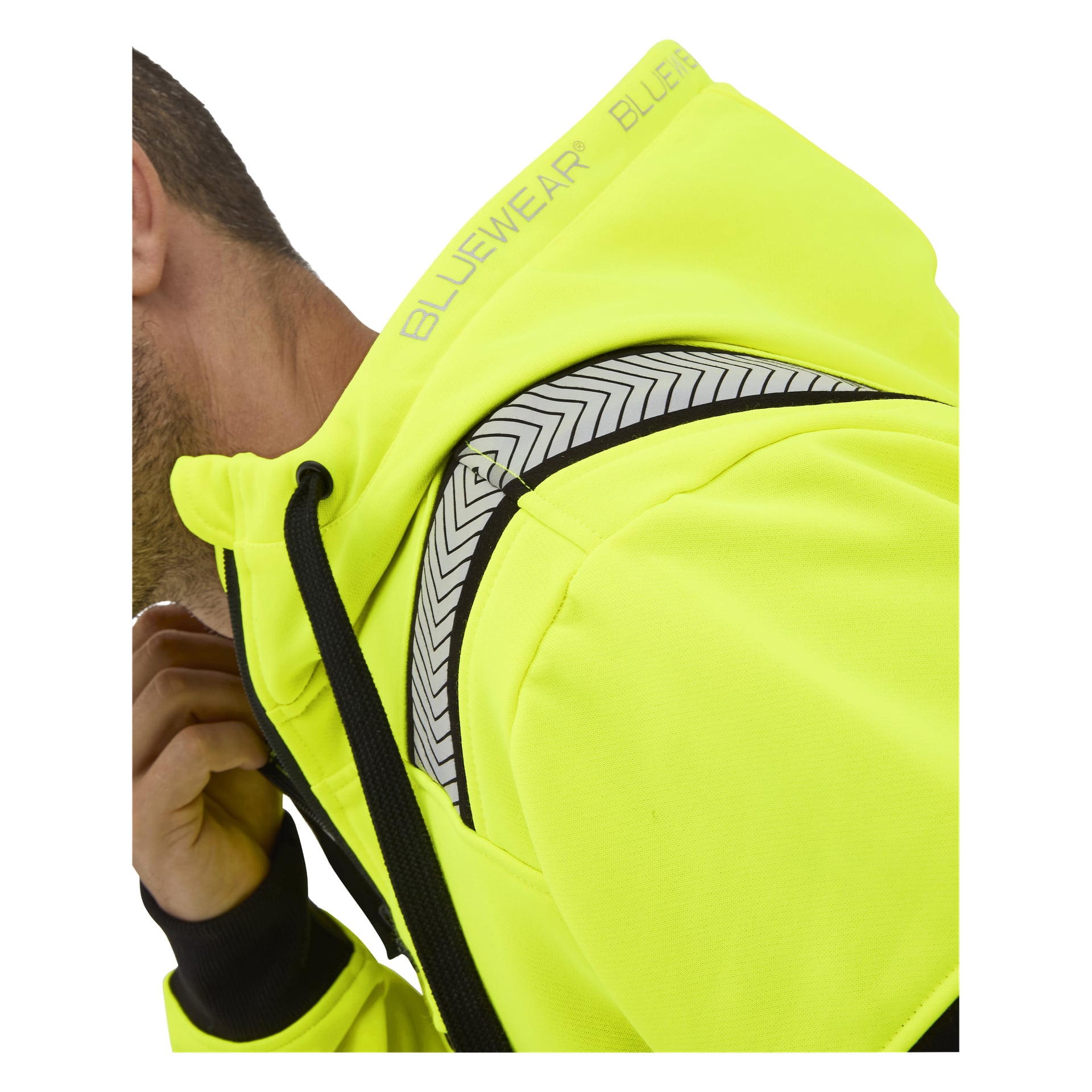 En person i en Bluewear Hi-vis Chambley-hoodie med svarta dragsnören, "BLUEWEAR" på huvan och en reflekterande chevron-rem.