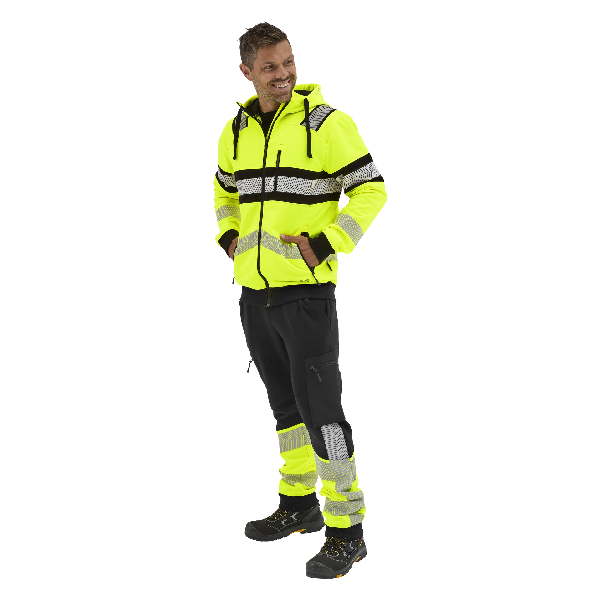 En leende person bär en klargul Bluewear Hi-vis hoodshirt, svarta cargobyxor med reflekterande paneler och svarta arbetsskor med gula detaljer.