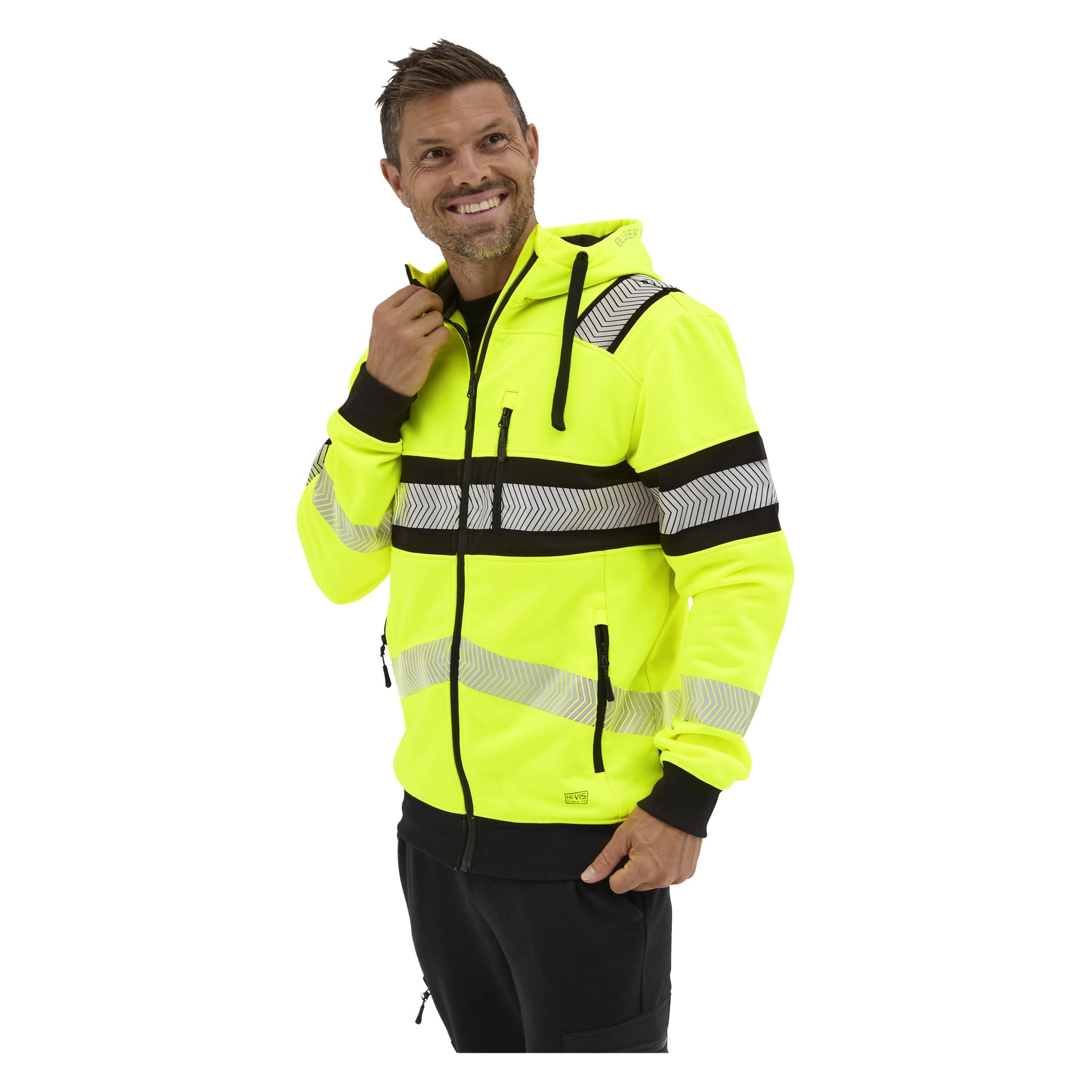 En man med kort hår och trimmat skägg ler, håller i kragen på en ljusgul höglådhoodie i Bluewear med reflekterande ränder.