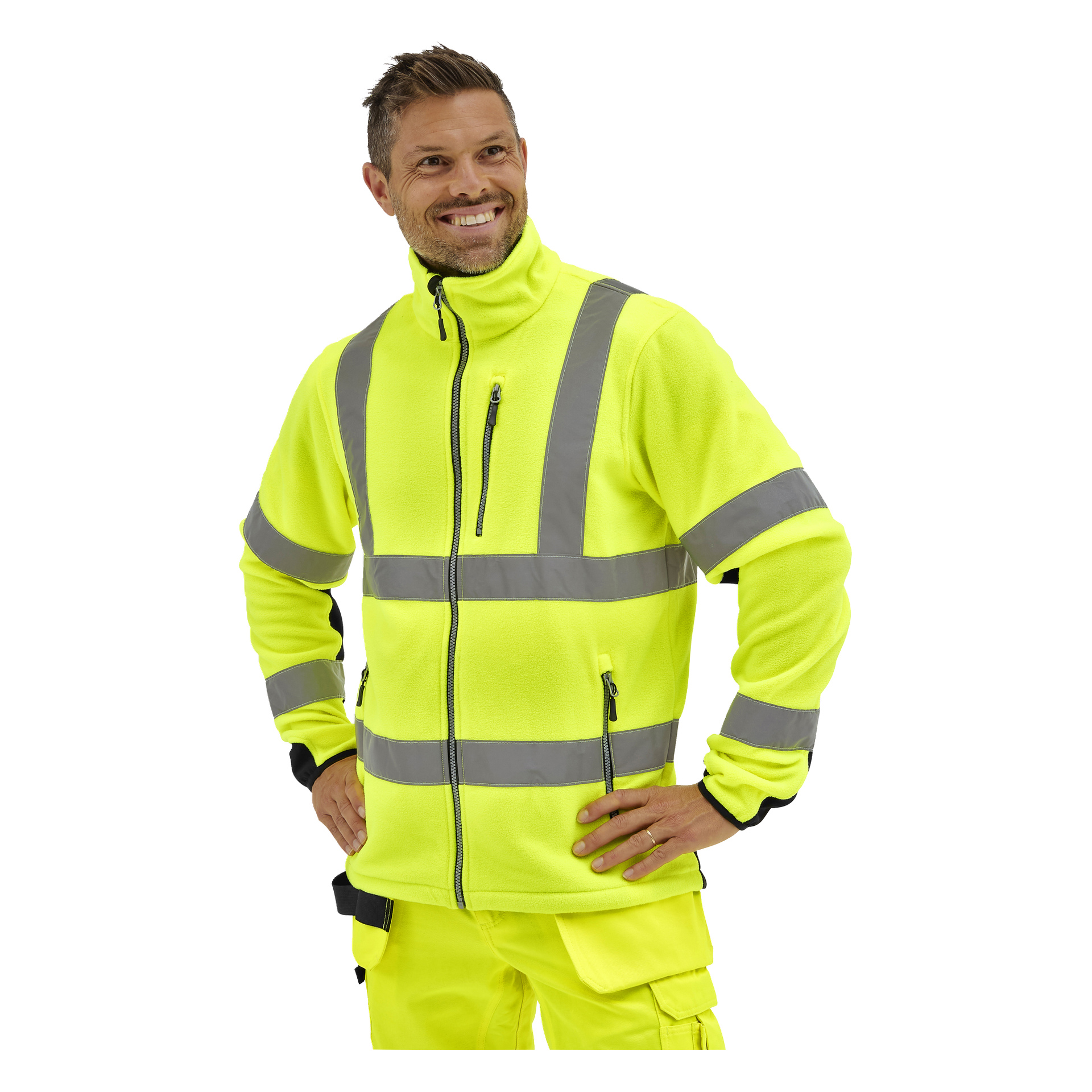 En man i Bluewear Hi-Vis fleecejacka Chase med reflekterande grå ränder står leende, händerna på höfterna.
